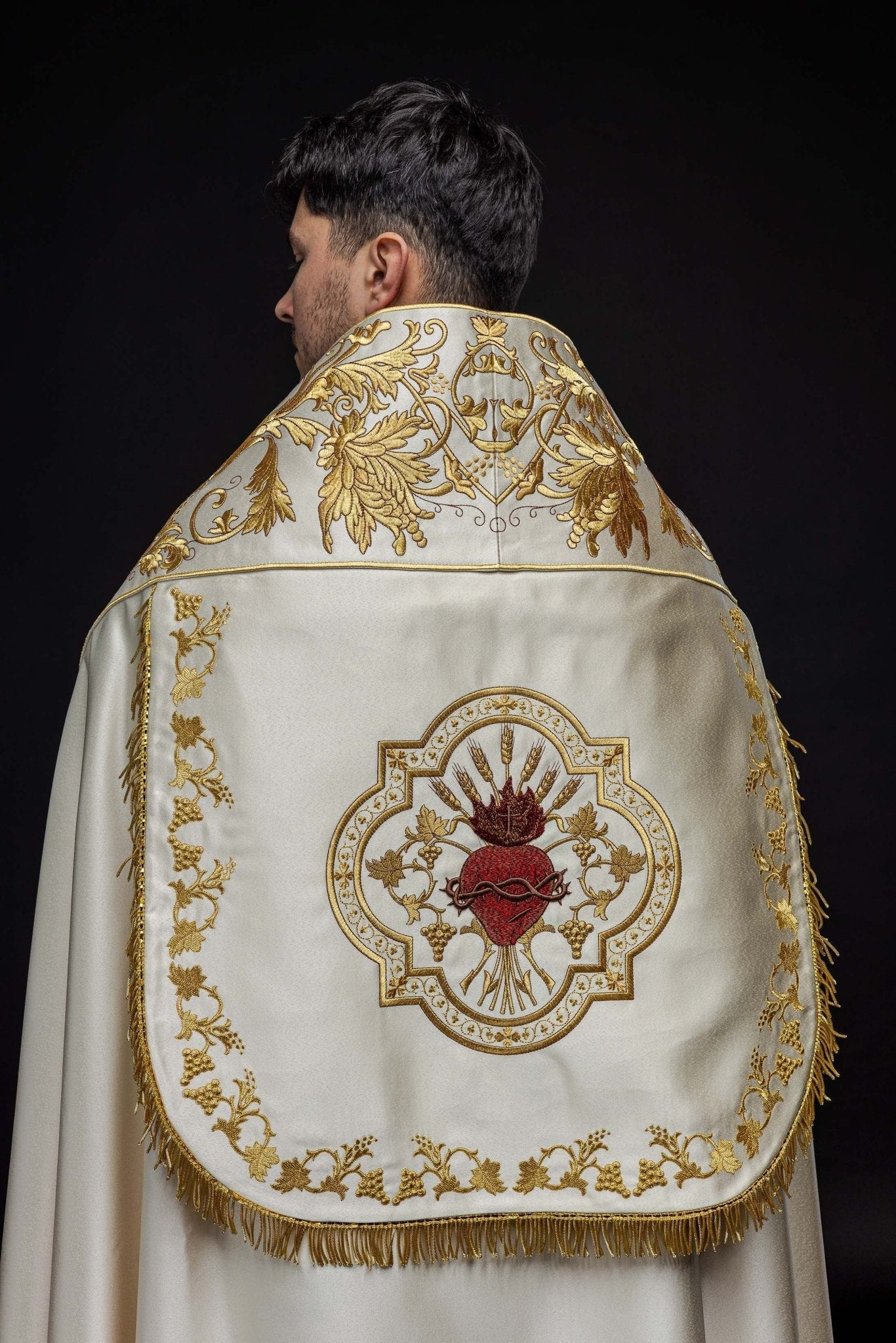 Cape romaine en satin écru avec cœur brodé du Seigneur Jésus KKP/026/05/20 150 cm - CHASUBLES.FR