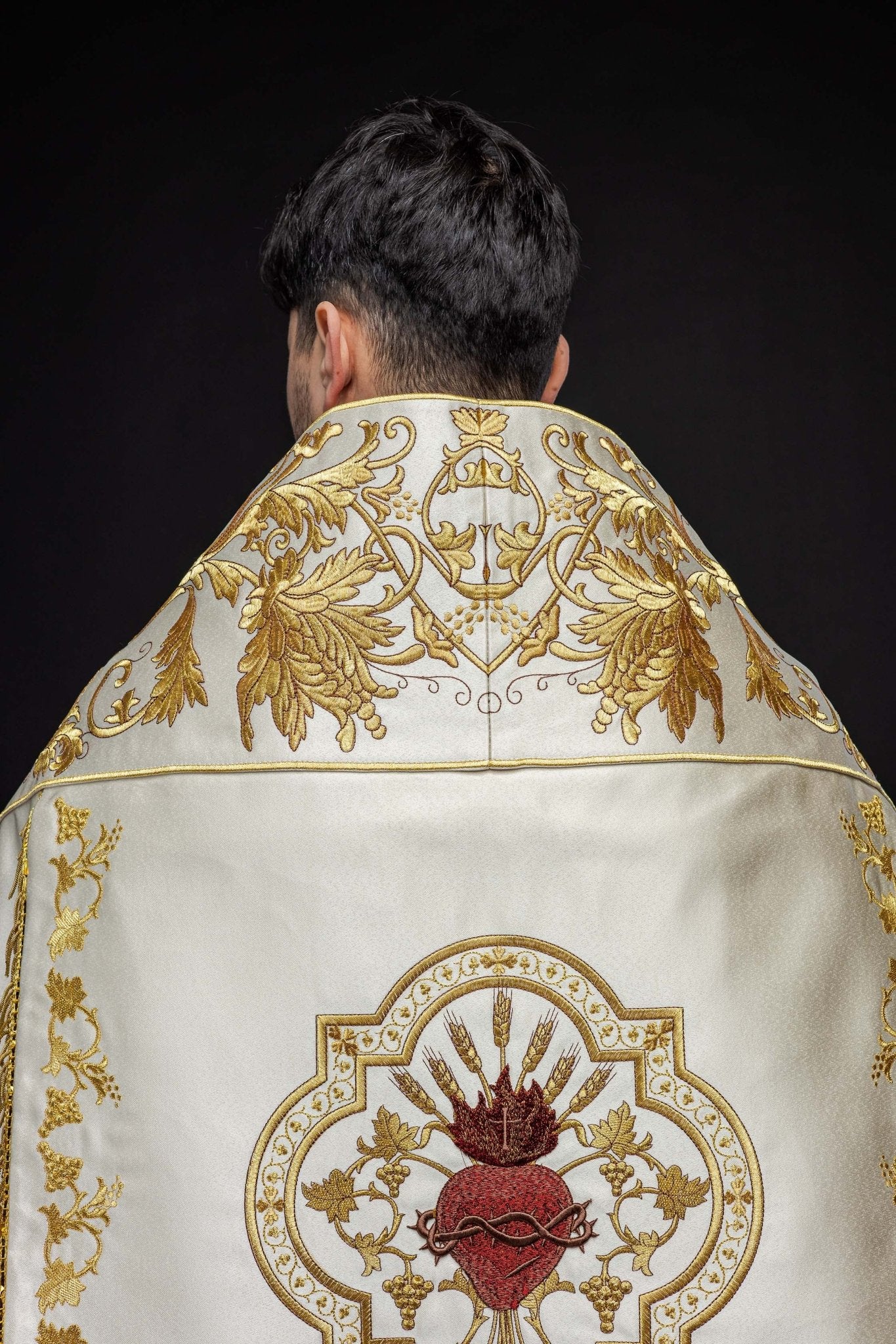Cape romaine en satin écru avec cœur brodé du Seigneur Jésus KKP/026/05/20 150 cm - CHASUBLES.FR