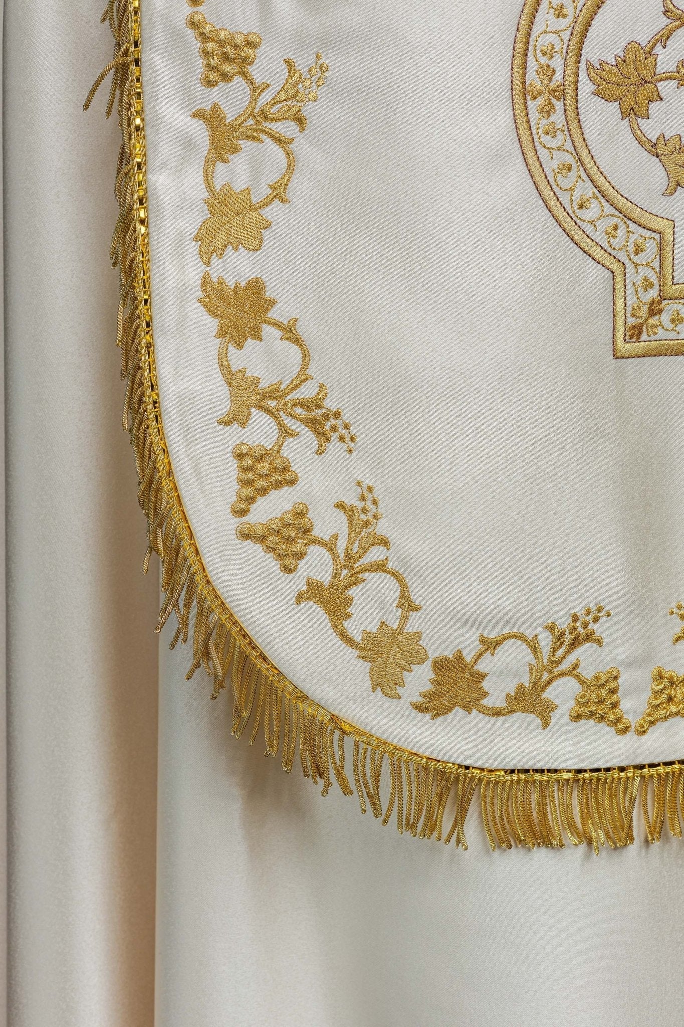 Cape romaine en satin écru avec cœur brodé du Seigneur Jésus KKP/026/05/20 150 cm - CHASUBLES.FR