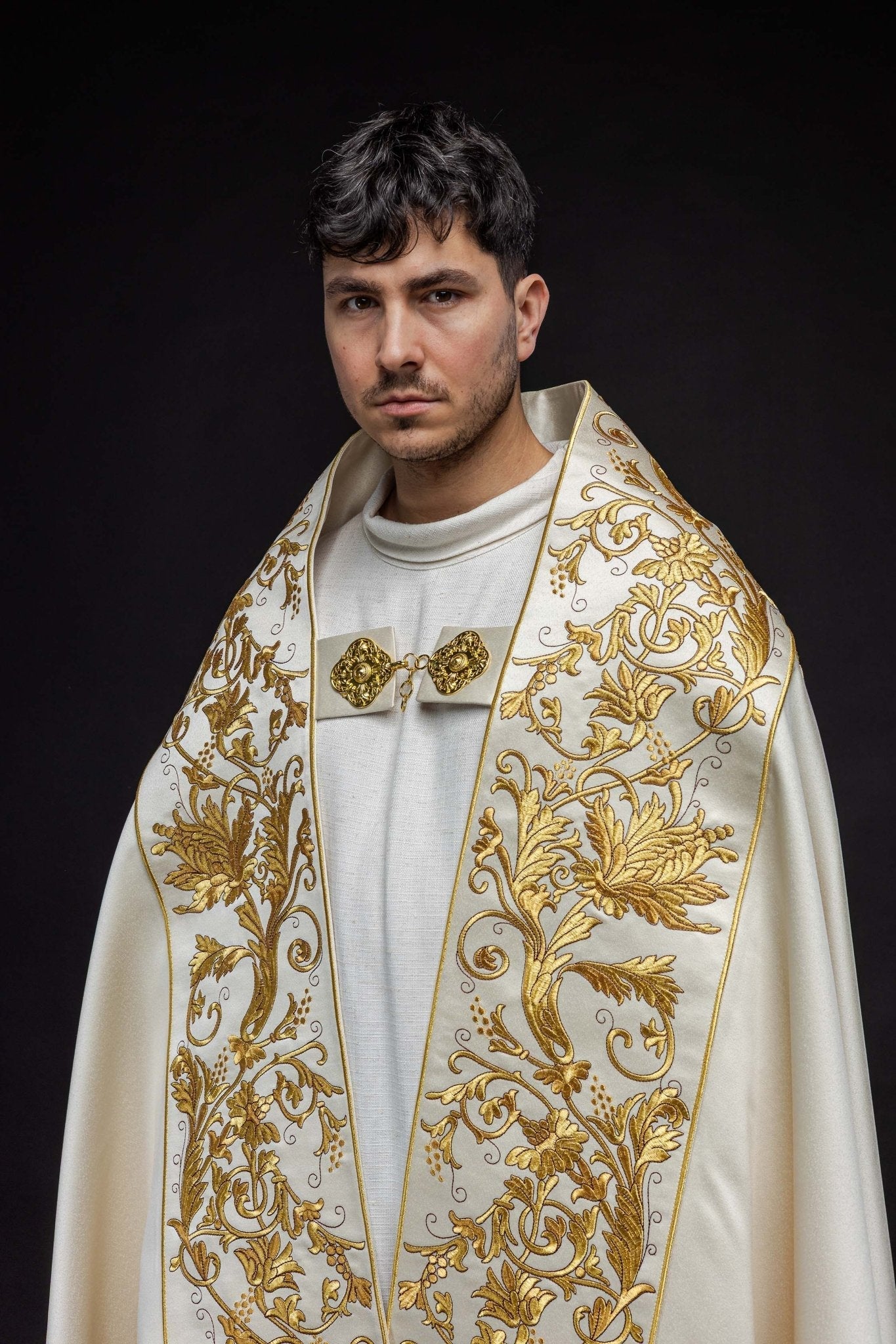 Cape romaine en satin écru avec cœur brodé du Seigneur Jésus KKP/026/05/20 150 cm - CHASUBLES.FR