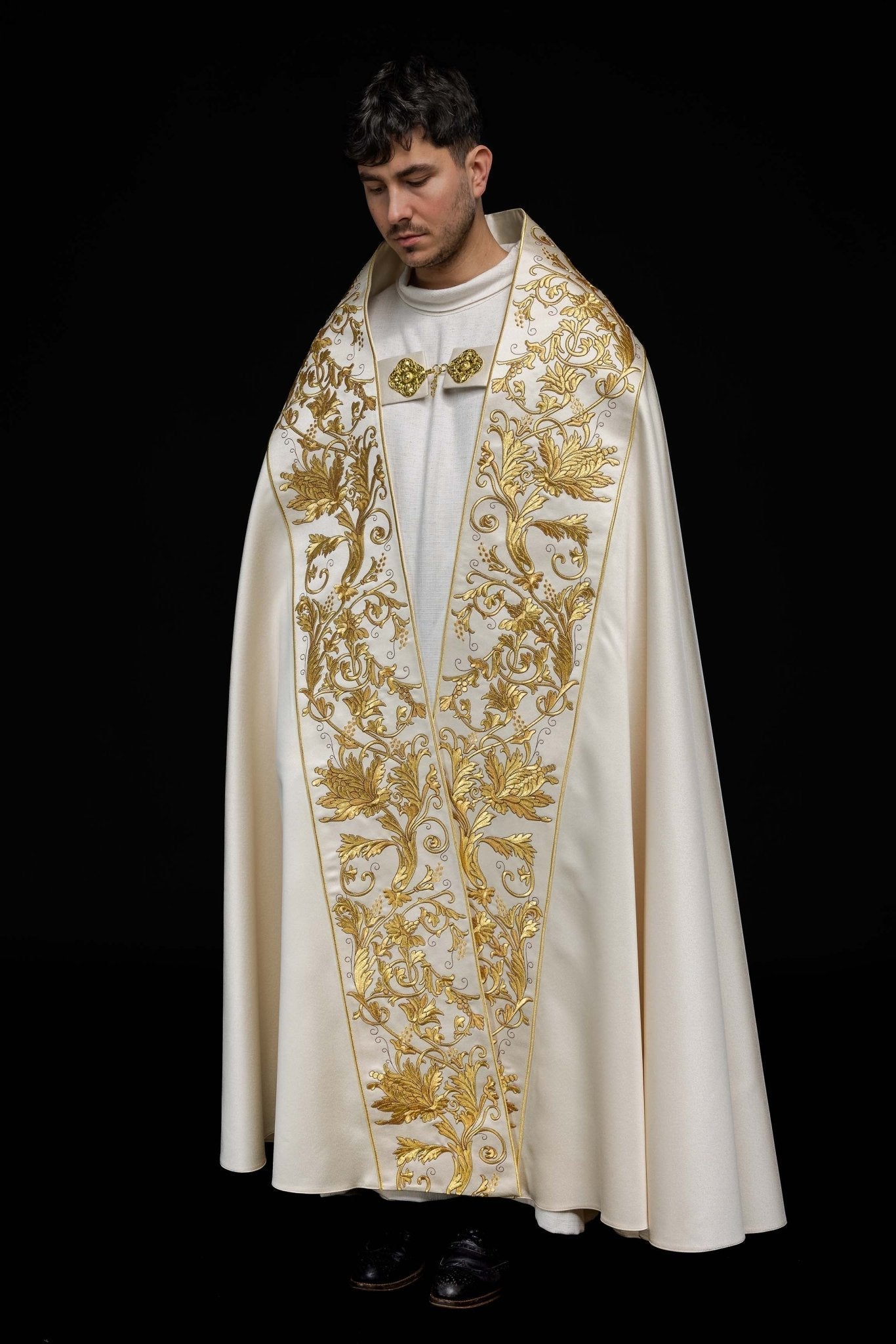 Cape romaine en satin écru avec cœur brodé du Seigneur Jésus KKP/026/05/20 150 cm - CHASUBLES.FR
