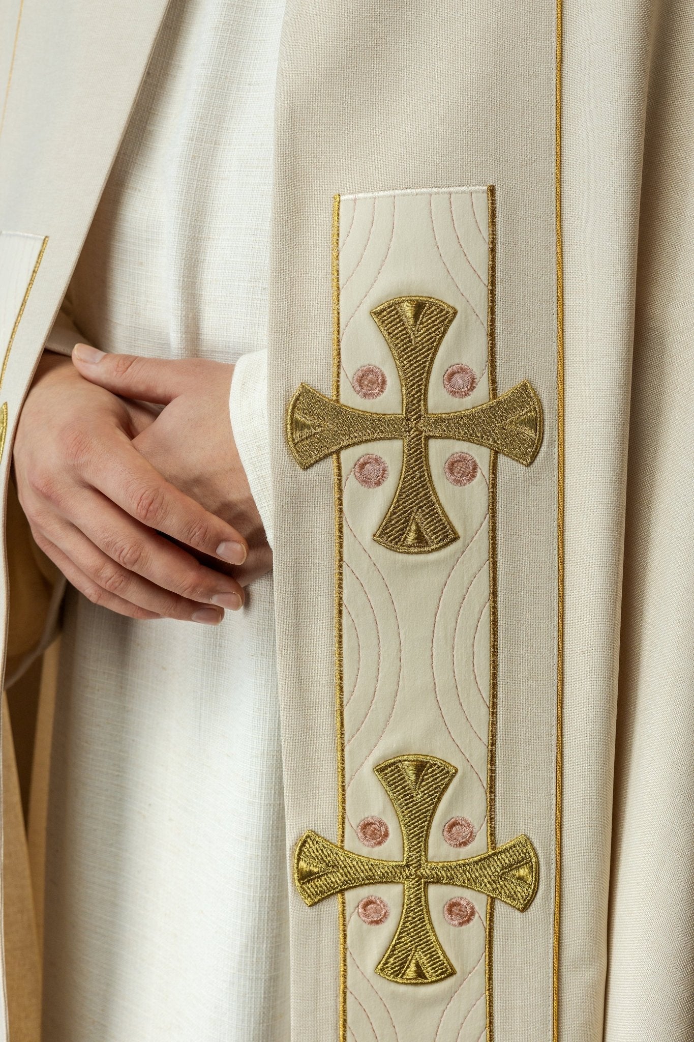 Chape avec croix dorées brodées et velours écru S - 3068 - 05 - 70 145cm - CHASUBLES.FR