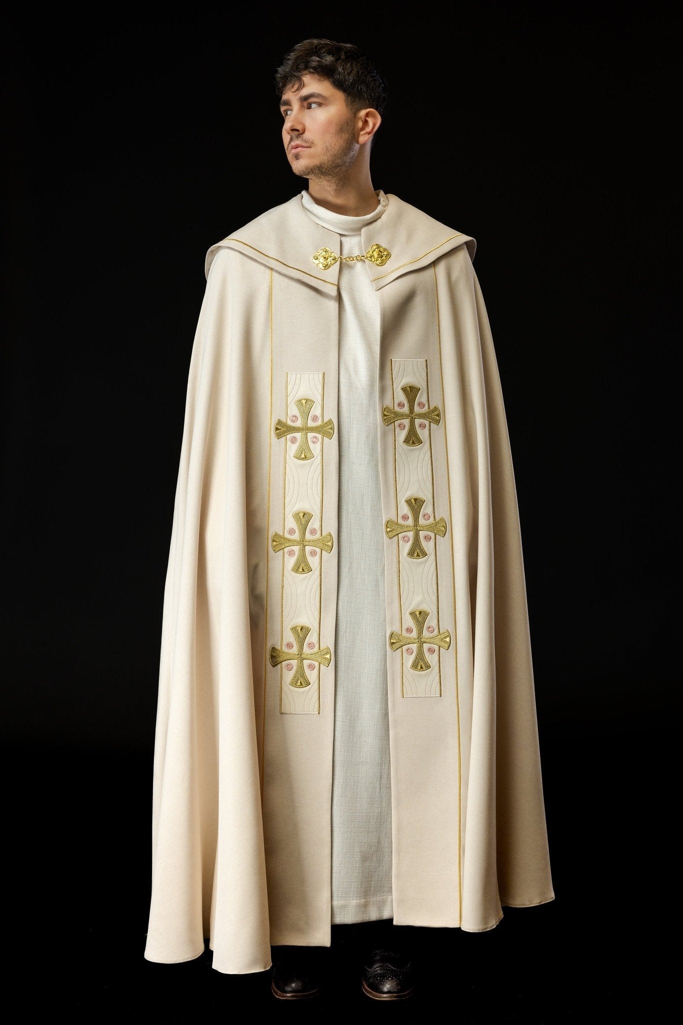 Chape avec croix dorées brodées et velours écru S - 3068 - 05 - 70 145cm - CHASUBLES.FR