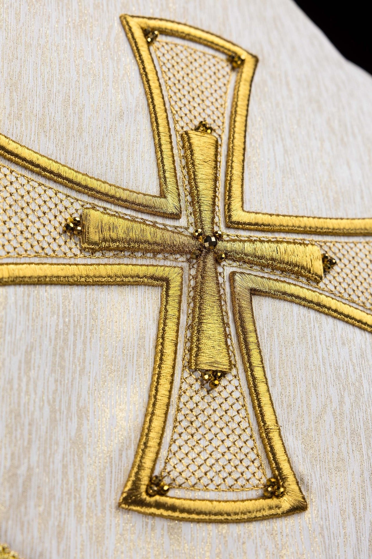 Chape faite à la main avec pierres naturelles Handmade 3018 HM/3018/05/86 ECRU 145cm - CHASUBLES.FR
