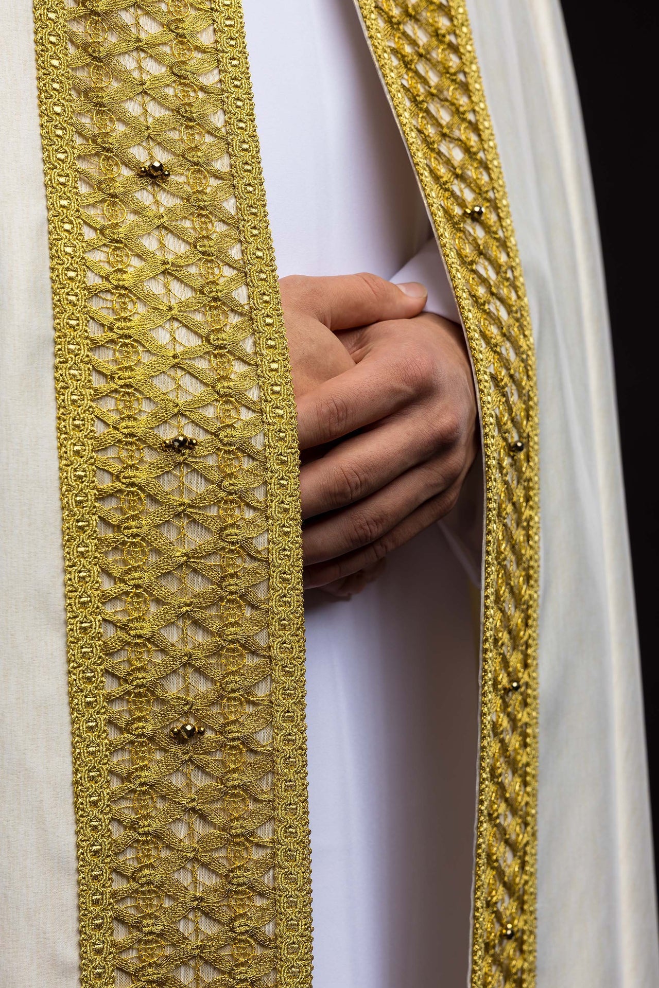 Chape faite à la main avec pierres naturelles Handmade 3018 HM/3018/05/86 ECRU 145cm - CHASUBLES.FR