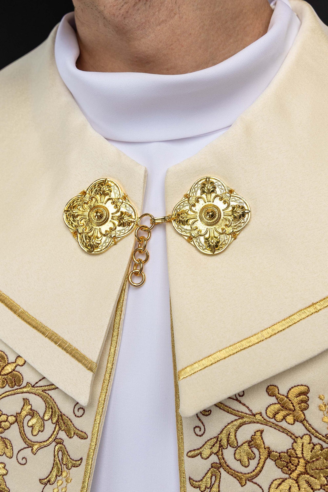Chape liturgique avec broderie du Sacré - Cœur de Jésus KKP/025/05/20 145cm - CHASUBLES.FR