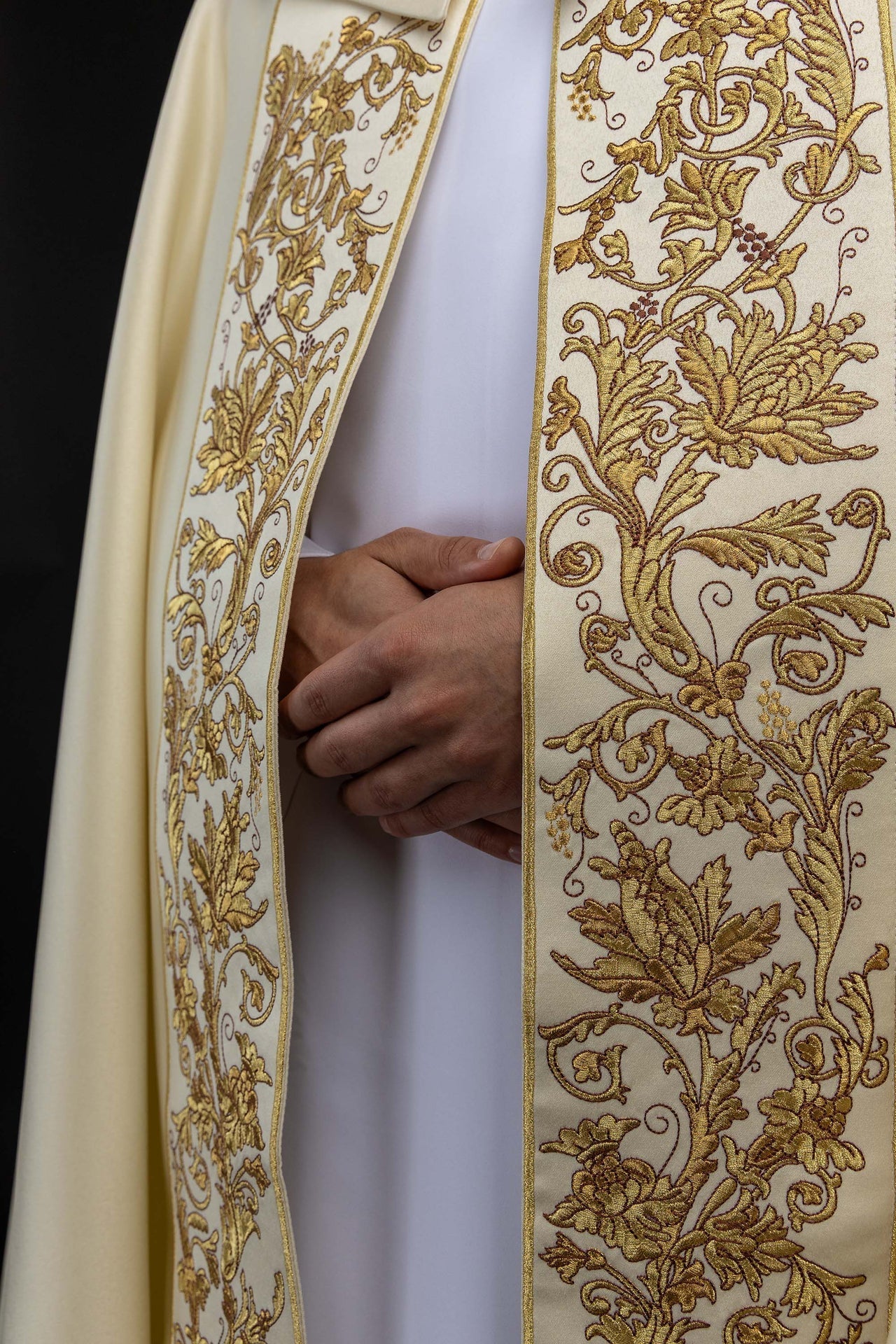 Chape liturgique avec broderie du Sacré - Cœur de Jésus KKP/025/05/20 145cm - CHASUBLES.FR