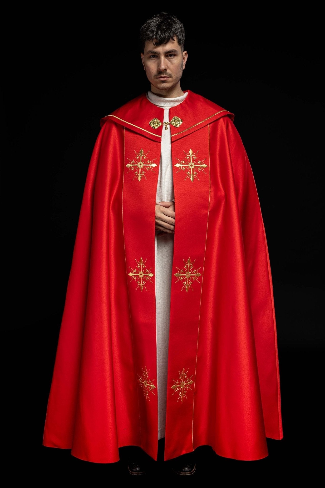 Chape liturgique rouge avec broderie de croix d'or KKP/024/02/20 CZERWONA SAT. POMPON 145cm - CHASUBLES.FR