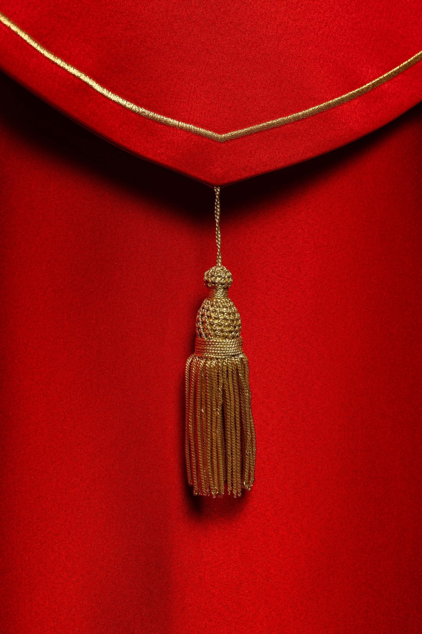 Chape liturgique rouge avec broderie de croix d'or KKP/024/02/20 CZERWONA SAT. POMPON 145cm - CHASUBLES.FR