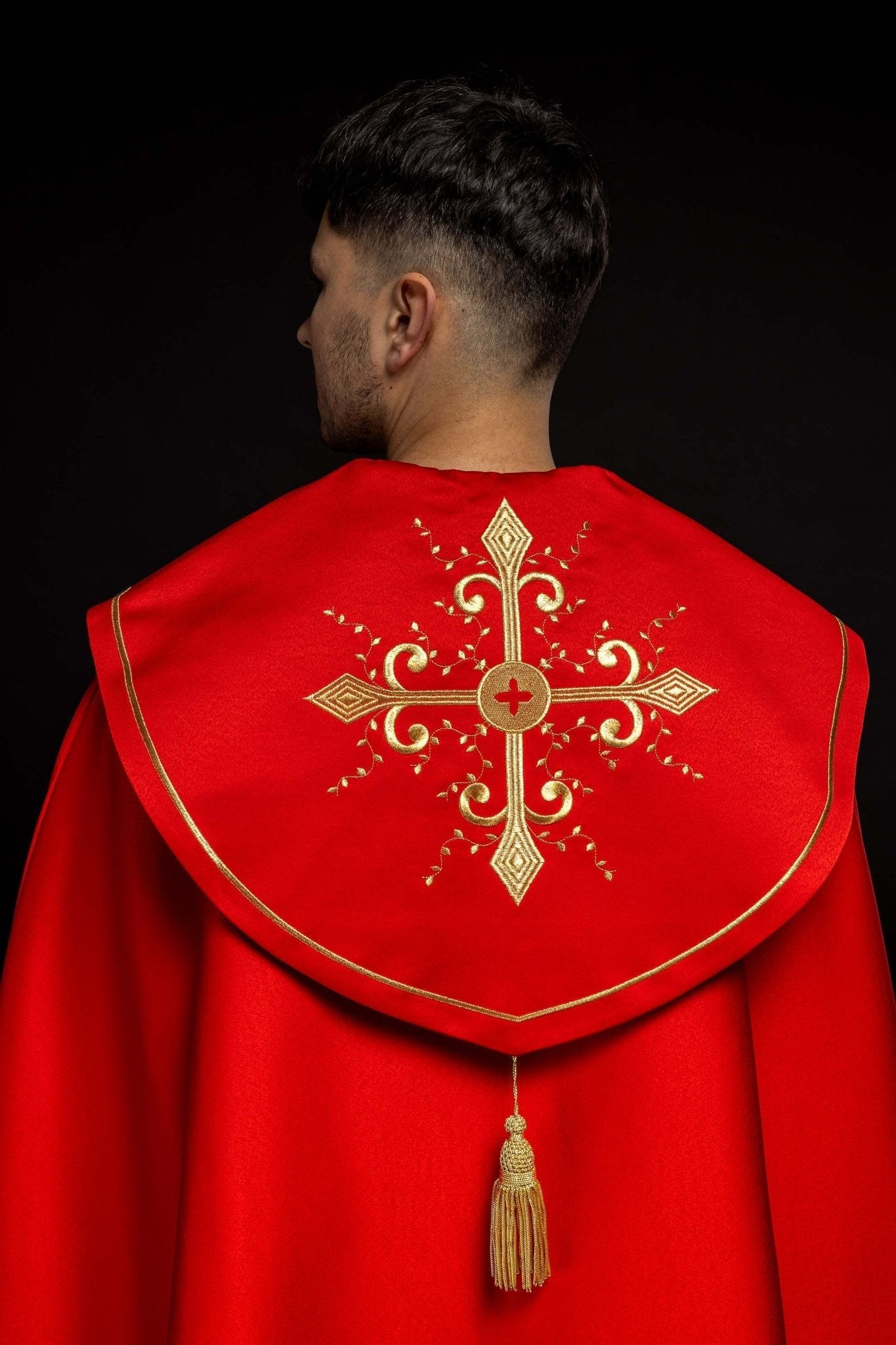 Chape liturgique rouge avec broderie de croix d'or KKP/024/02/20 CZERWONA SAT. POMPON 145cm - CHASUBLES.FR