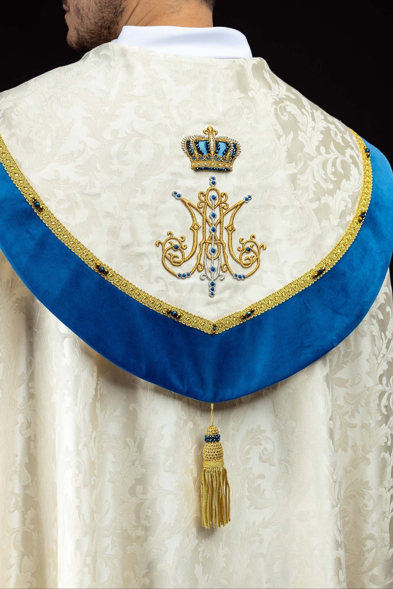 Chape mariale réalisée à la main avec pierres naturelles Handmade 3006 HM/3006/05/88 145cm - CHASUBLES.FR