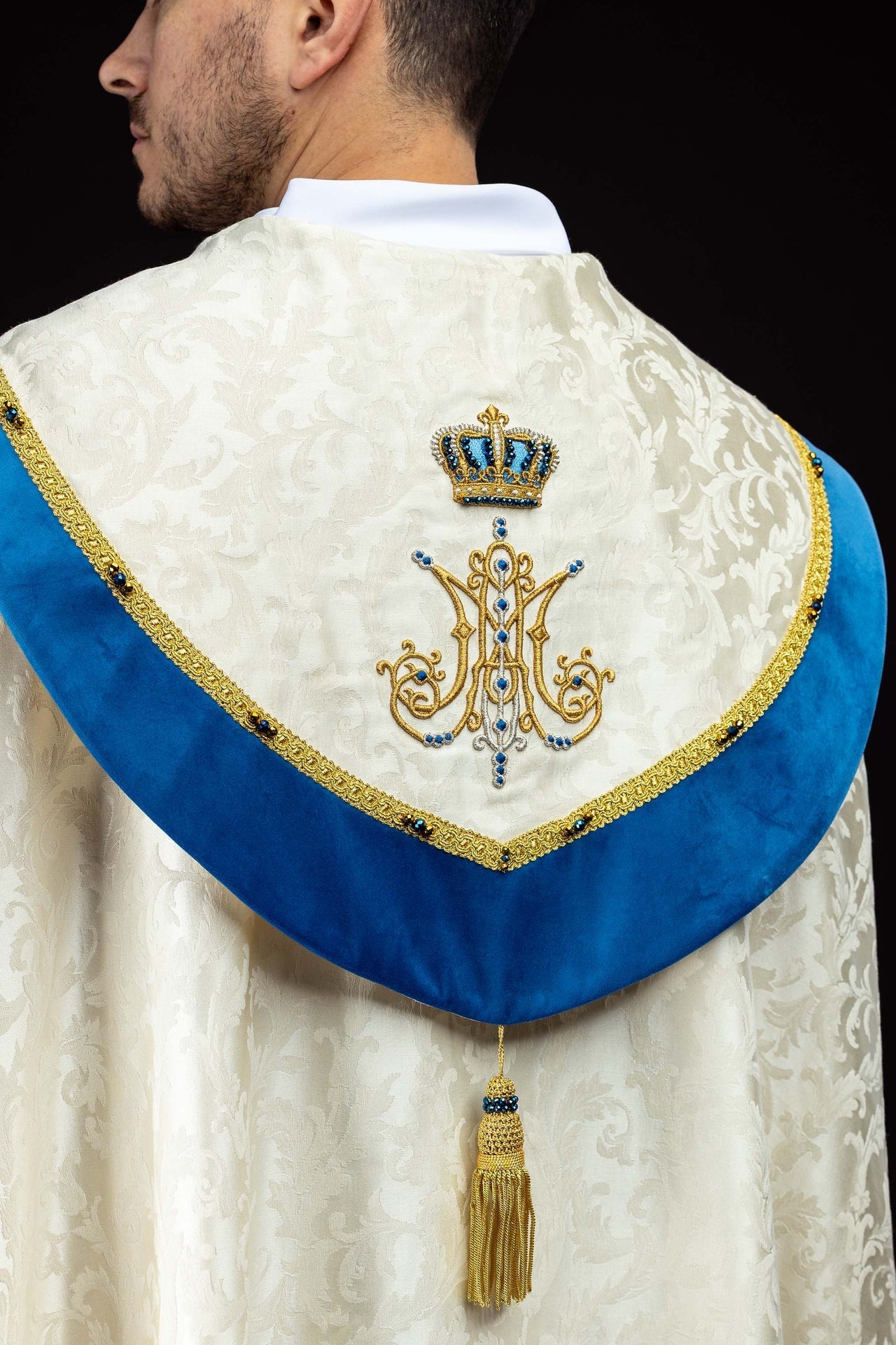 Chape mariale réalisée à la main avec pierres naturelles Handmade 3006 HM/3006/05/88 145cm - CHASUBLES.FR