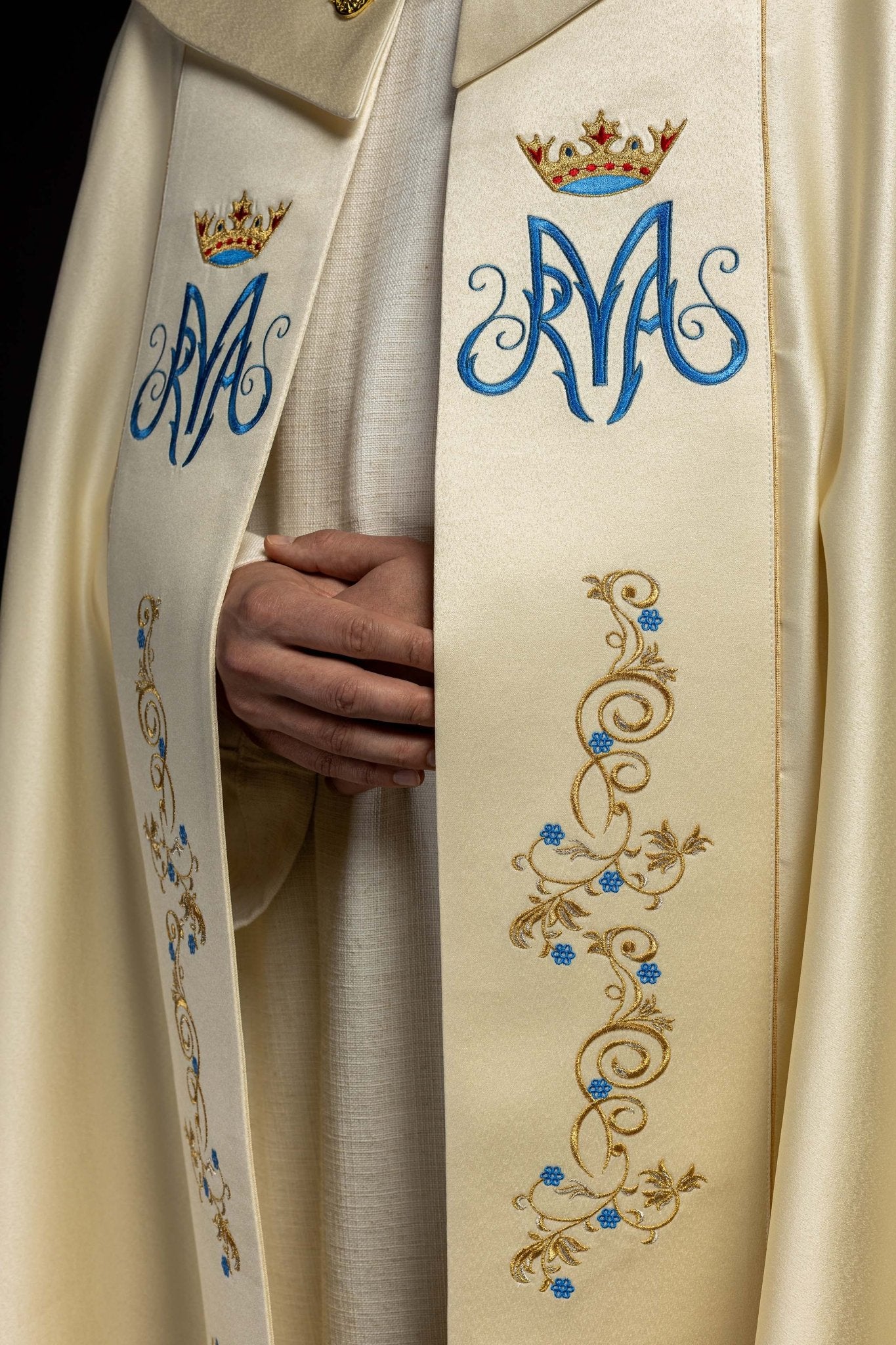 Chape pluviale brodée mariale écru KKP/127/05/20 ECRU SAT. POMPON 145cm - CHASUBLES.FR