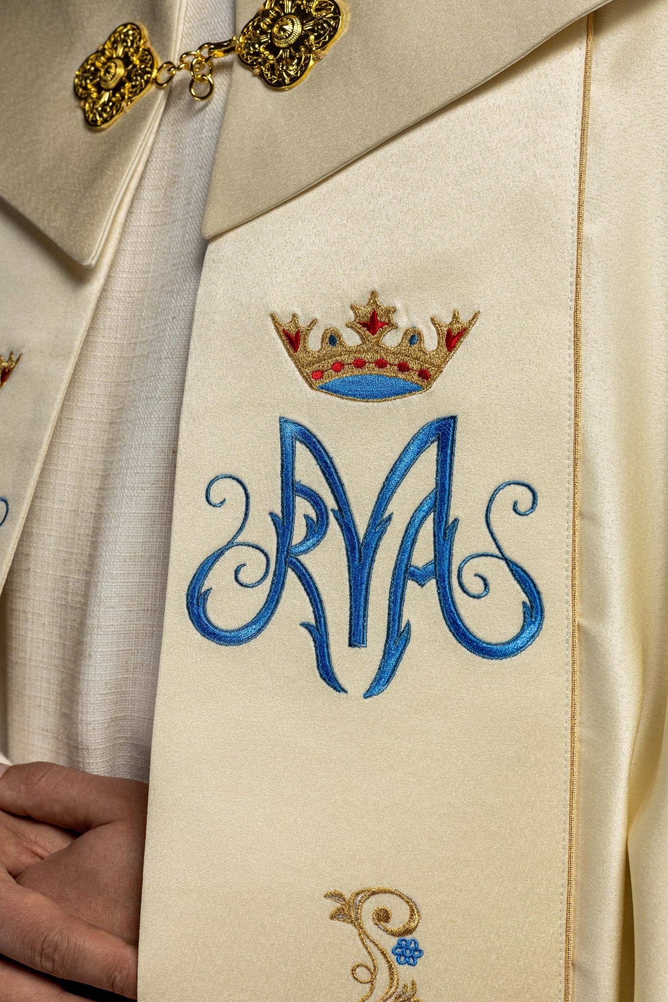 Chape pluviale brodée mariale écru KKP/127/05/20 ECRU SAT. POMPON 145cm - CHASUBLES.FR