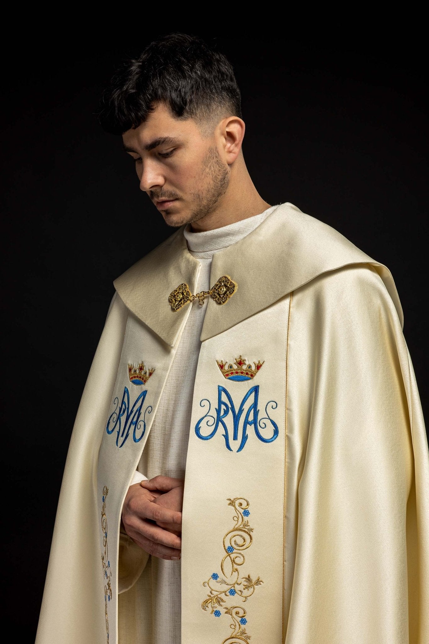 Chape pluviale brodée mariale écru KKP/127/05/20 ECRU SAT. POMPON 145cm - CHASUBLES.FR