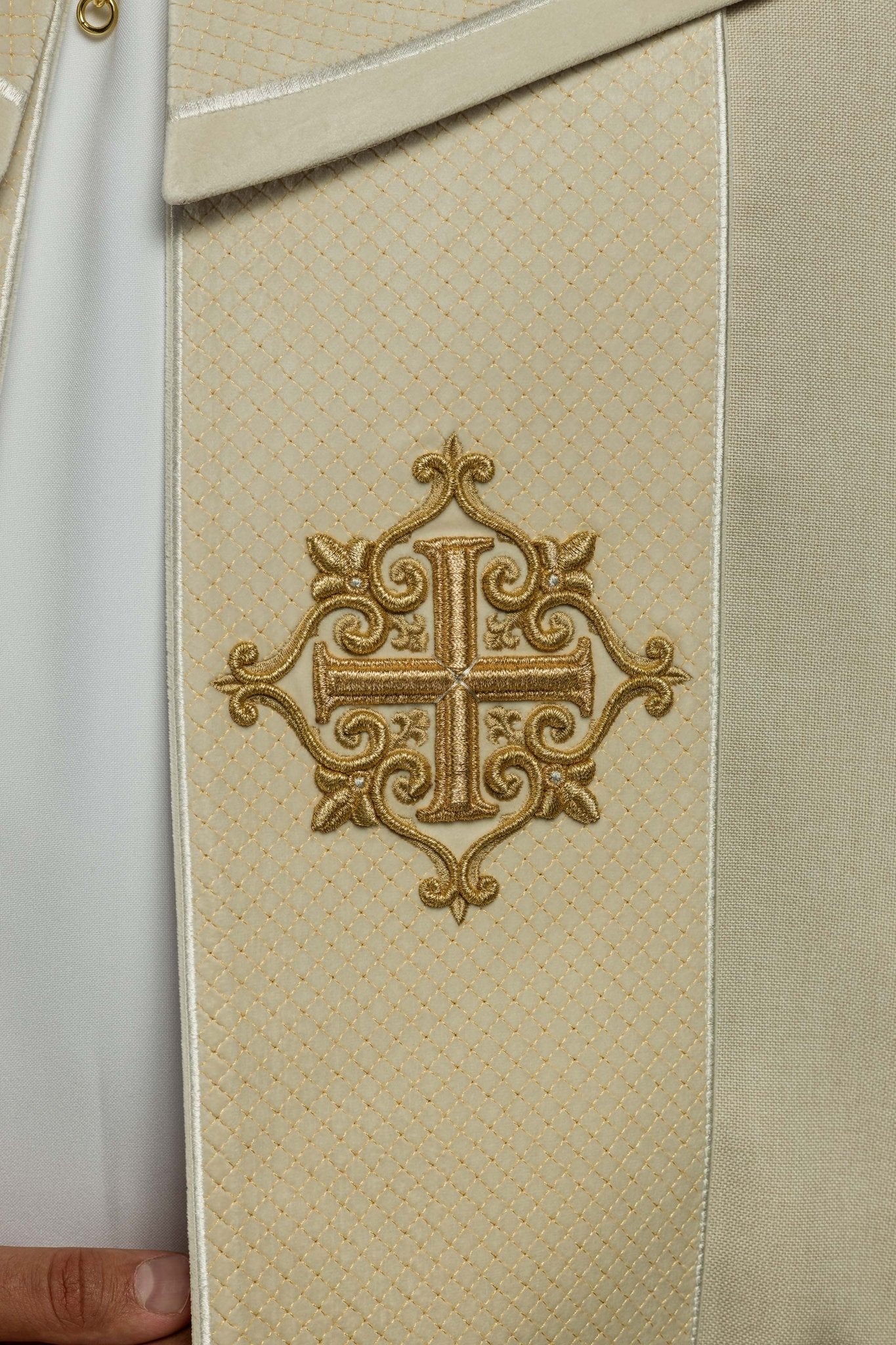 Chape pluviale en velours écru avec bande brodée de croix LE/3029/05 145 cm - CHASUBLES.FR