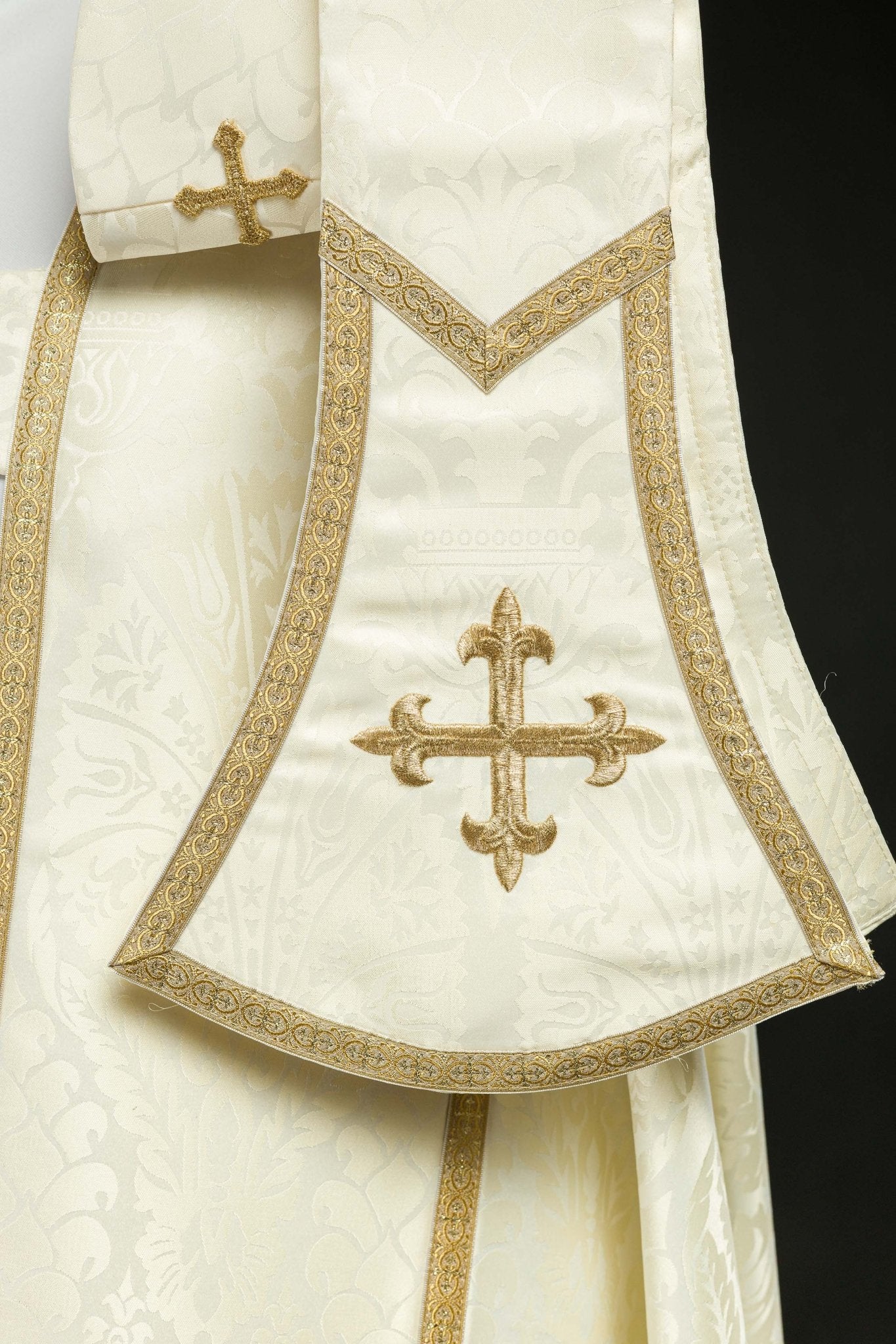 Chape romaine en jacquard uni couleur Écru KKP/159/05/83 150cm - CHASUBLES.FR