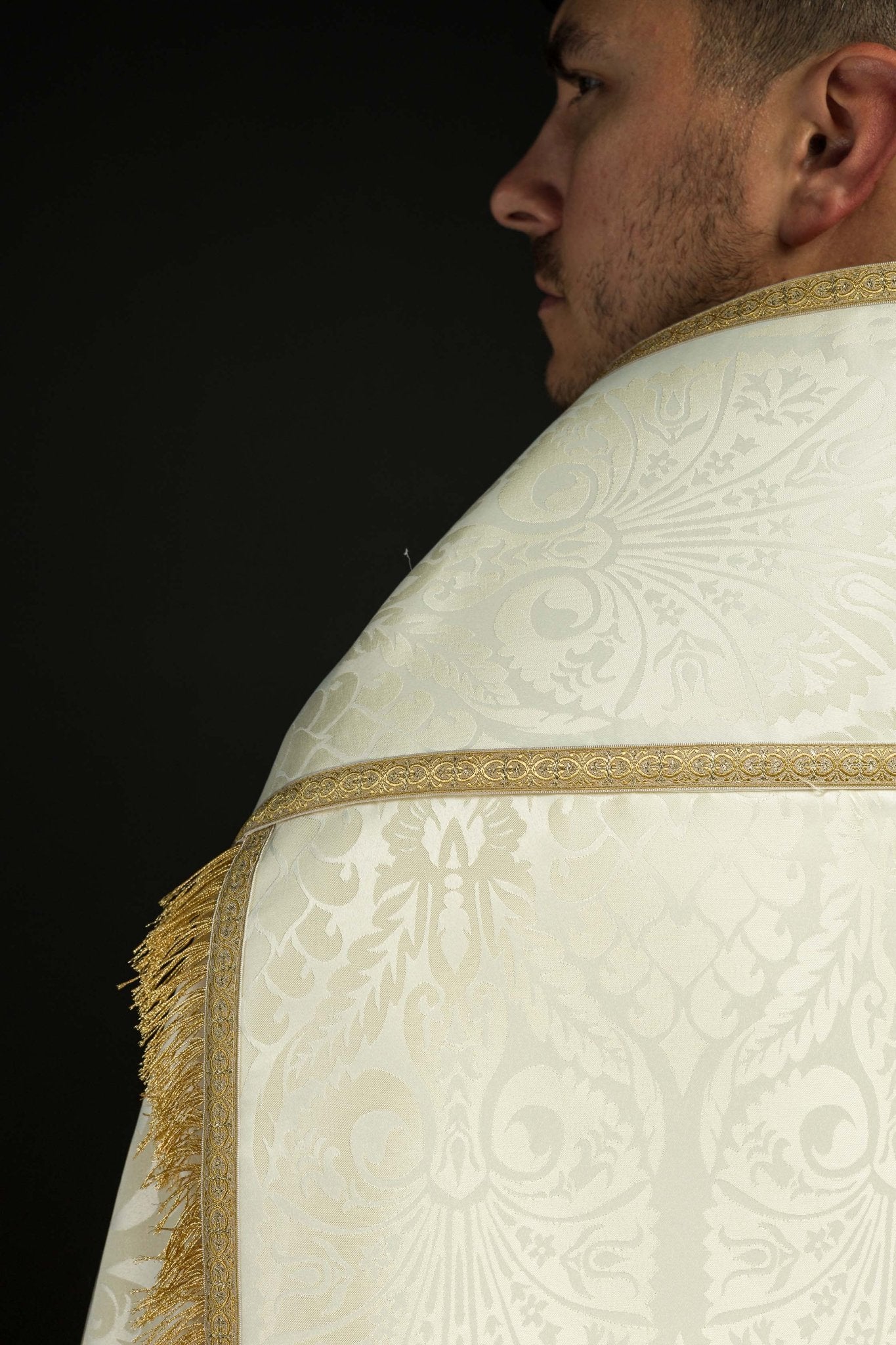 Chape romaine en jacquard uni couleur Écru KKP/159/05/83 150cm - CHASUBLES.FR