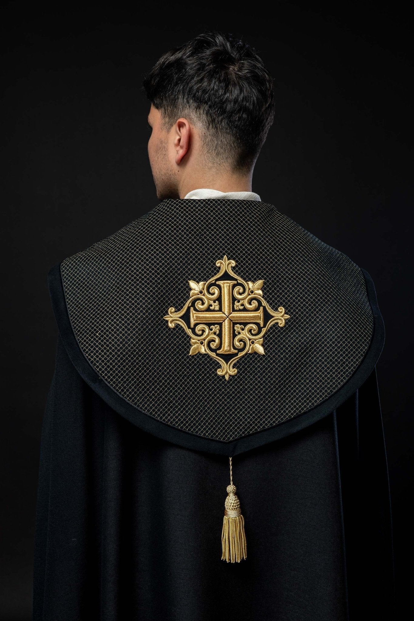 Chapelle avec une ceinture en velours et une broderie de croix LE/3029/07 145 cm - CHASUBLES.FR