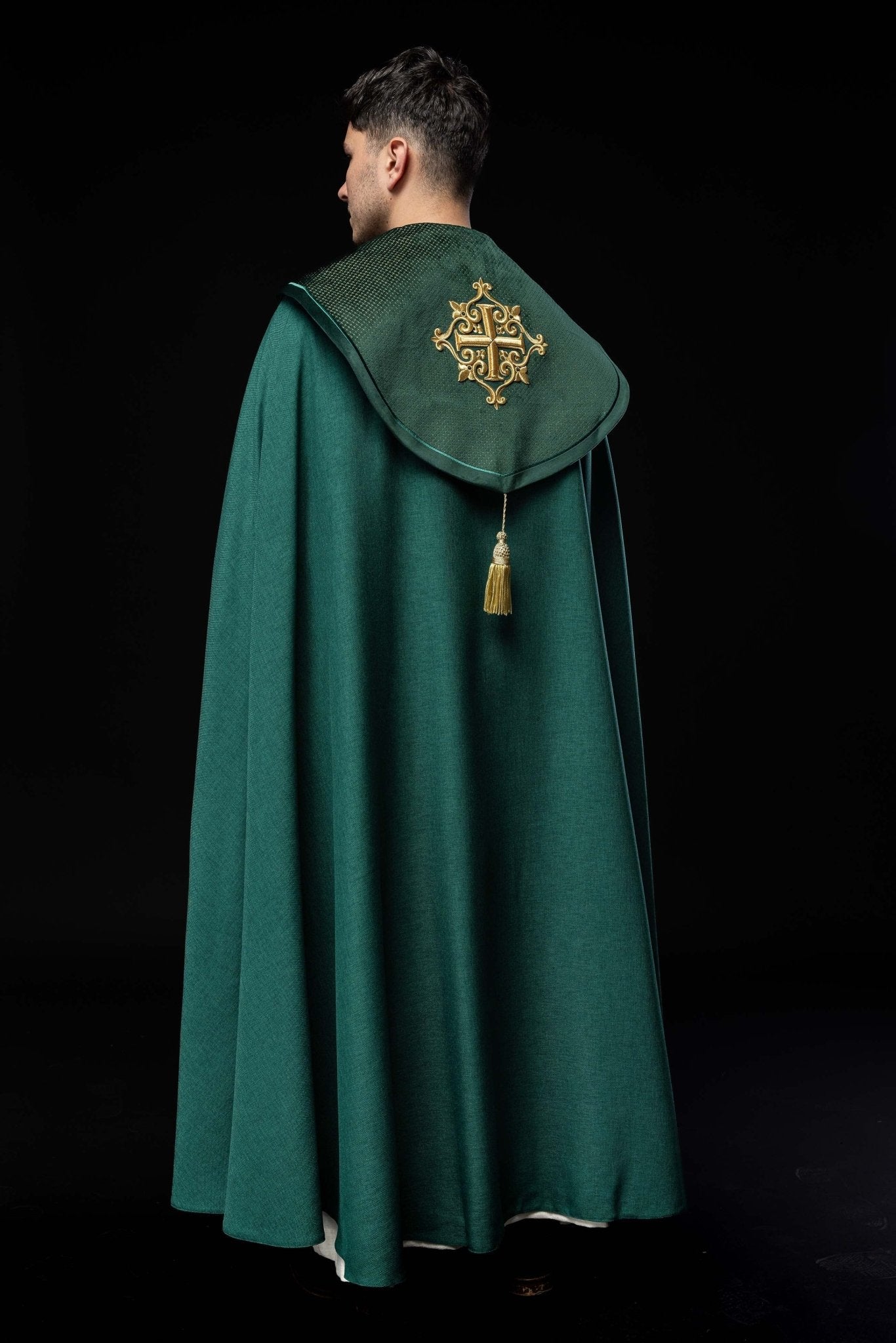 Chapelle avec une ceinture en velours et une broderie de croix LE/3029/01 145 cm - CHASUBLES.FR