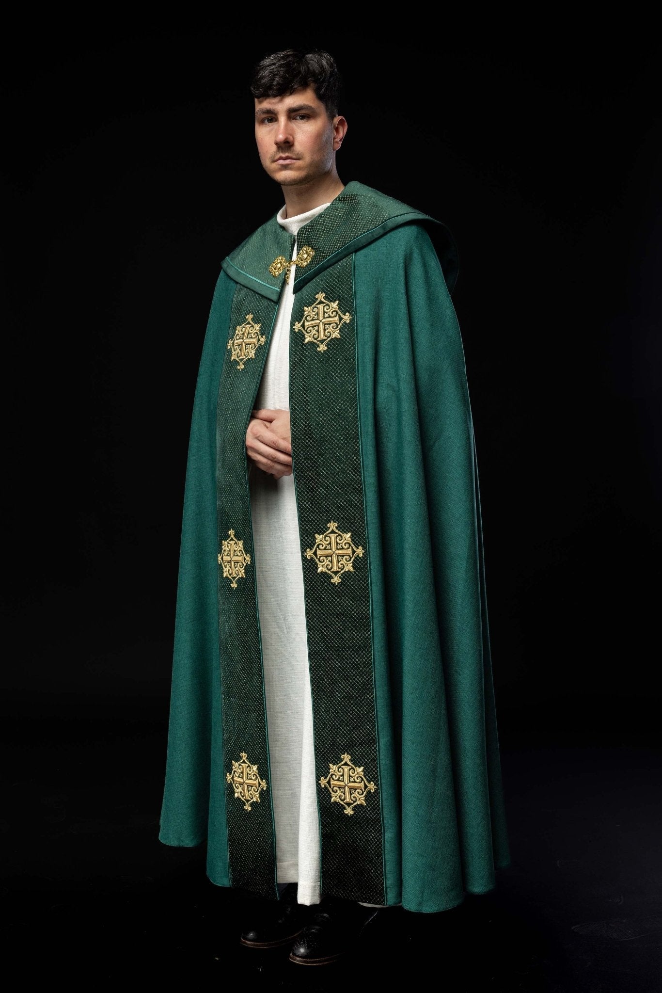 Chapelle avec une ceinture en velours et une broderie de croix LE/3029/01 145 cm - CHASUBLES.FR