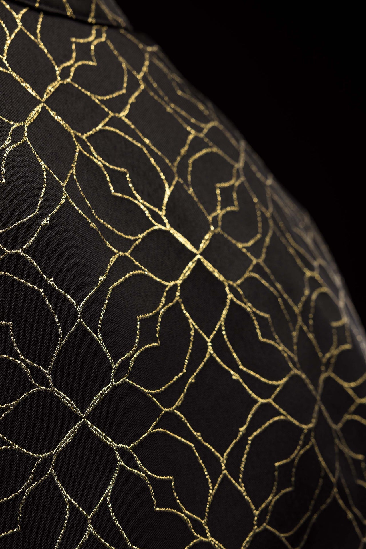 Chapelle brodée décorée de tissu jacquard noir KKP/163/07/20 145cm - CHASUBLES.FR