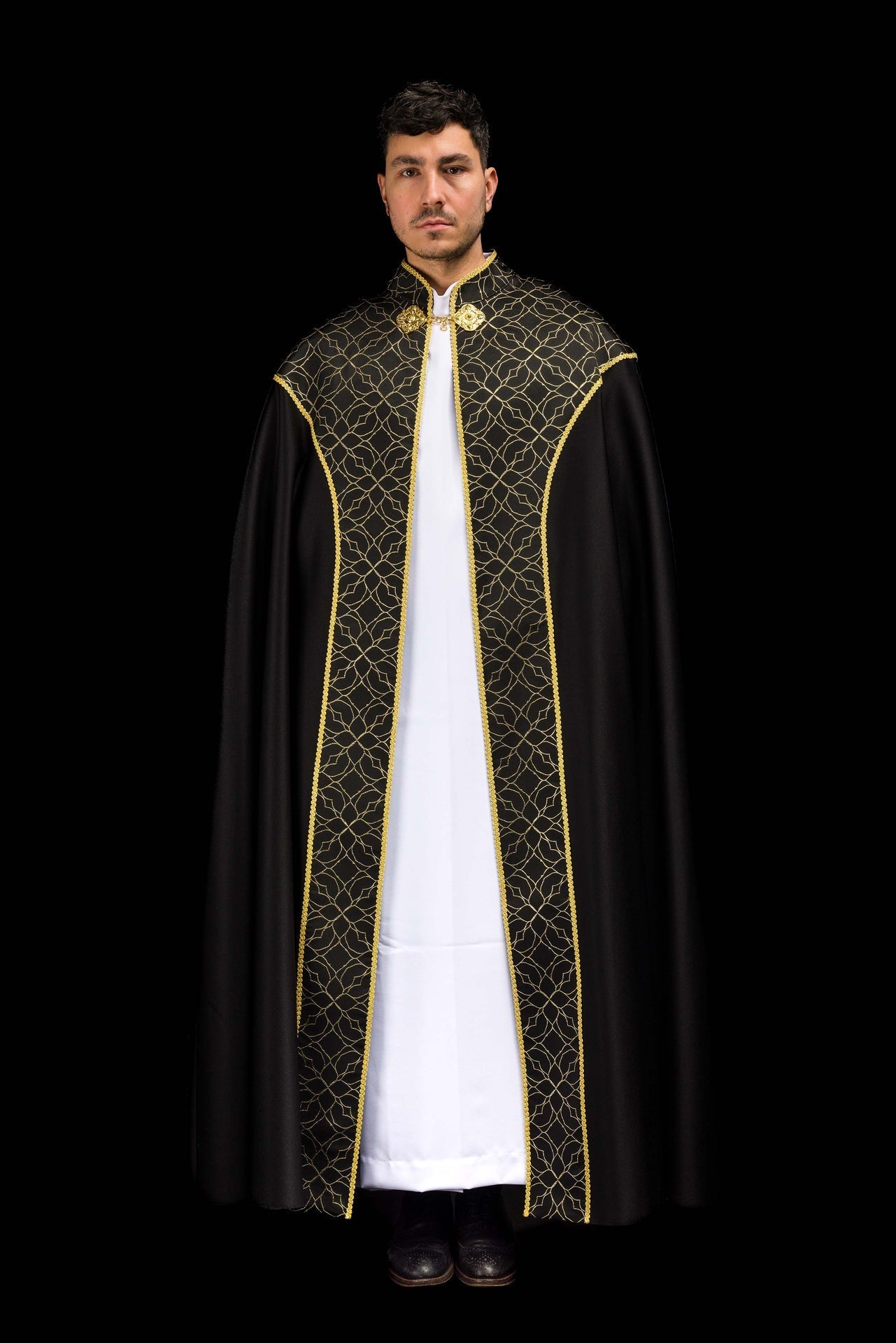 Chapelle brodée décorée de tissu jacquard noir KKP/163/07/20 145cm - CHASUBLES.FR