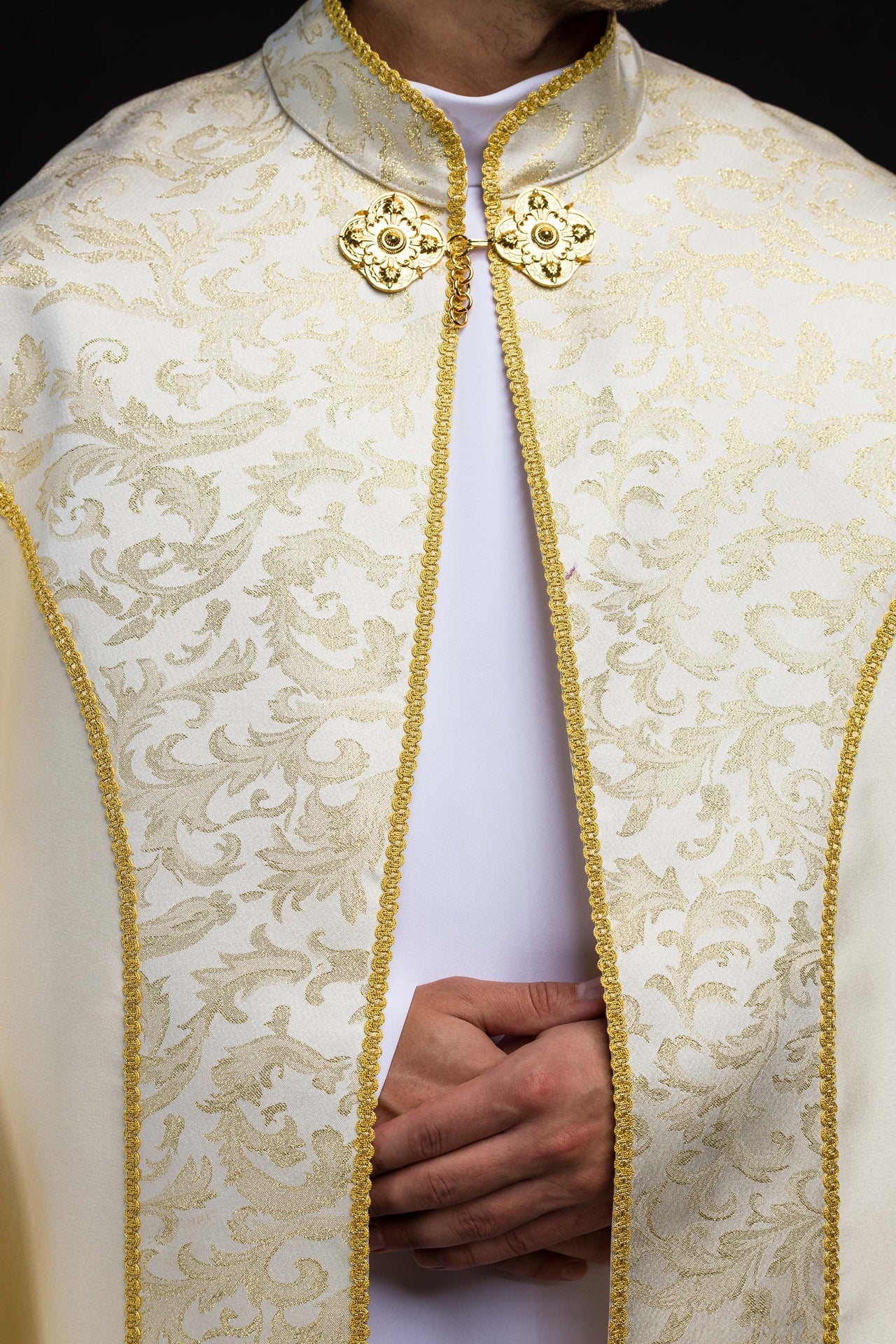 Chapelle brodée ornée de tissu jacquard écru KKP/162/05/20 145cm - CHASUBLES.FR