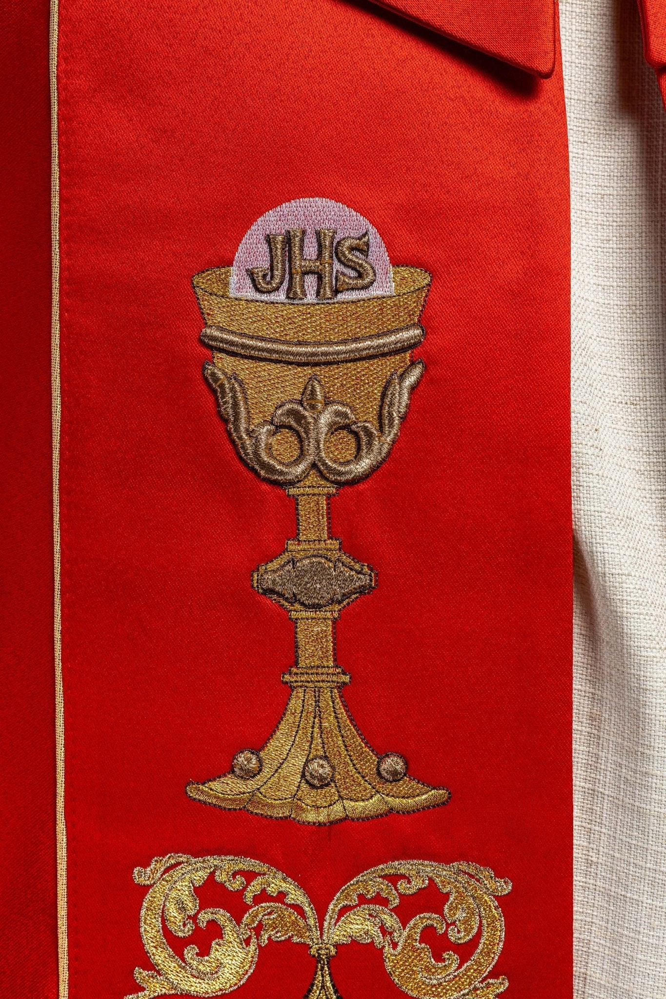 Chapelle liturgique brodée d'un calice et d'un IHS dans les tons rouges KKP/006/02/20 CZERWONA SAT.POMPON 150cm - CHASUBLES.FR