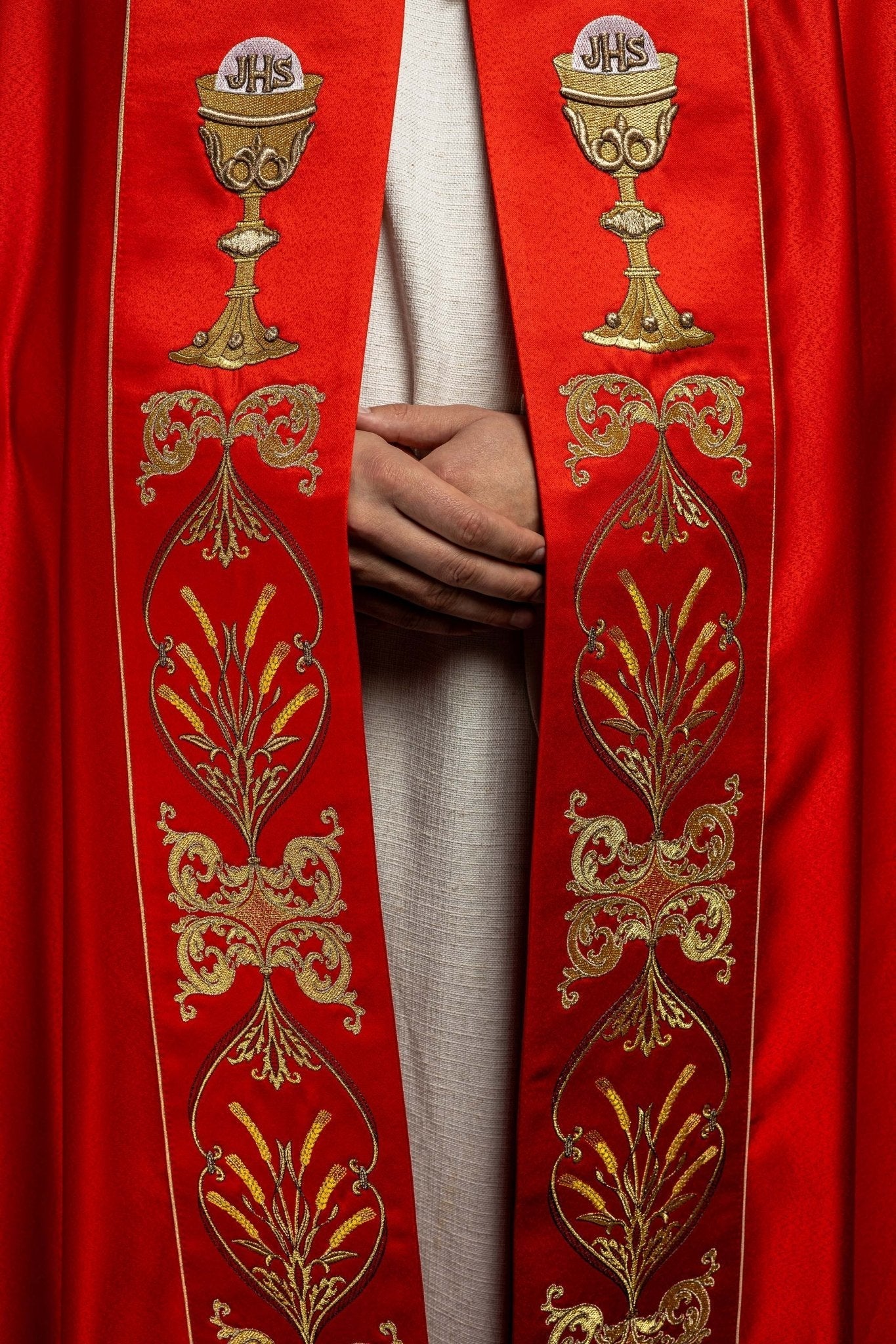 Chapelle liturgique brodée d'un calice et d'un IHS dans les tons rouges KKP/006/02/20 CZERWONA SAT.POMPON 150cm - CHASUBLES.FR