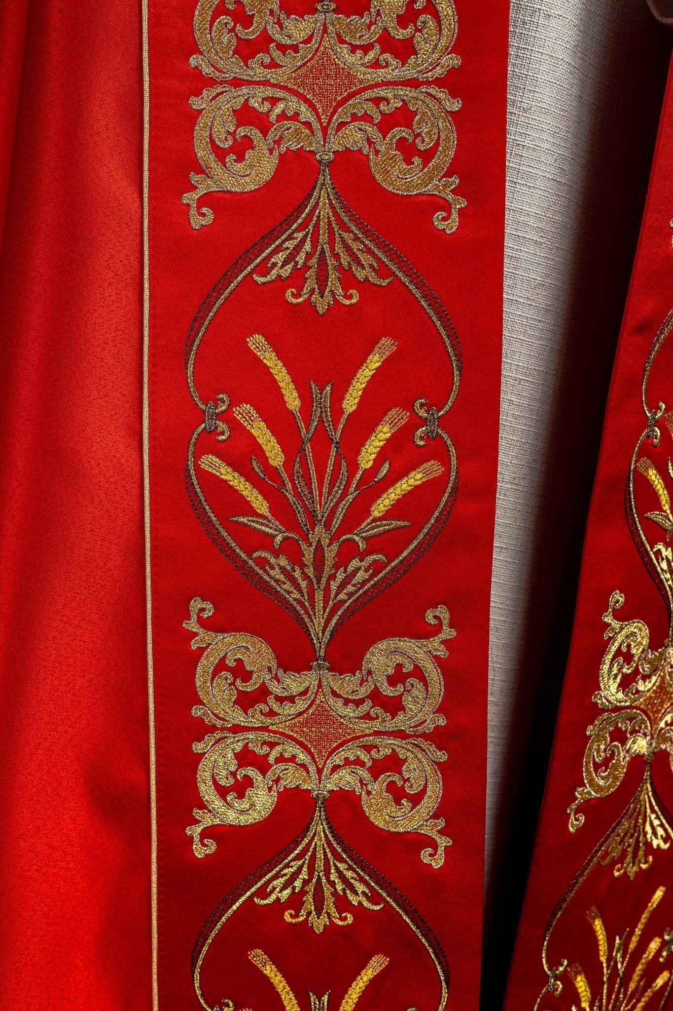 Chapelle liturgique brodée d'un calice et d'un IHS dans les tons rouges KKP/006/02/20 CZERWONA SAT.POMPON 150cm - CHASUBLES.FR