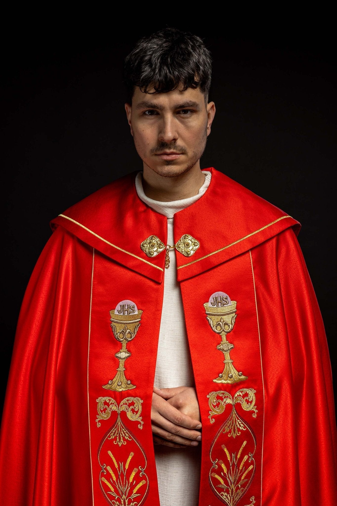 Chapelle liturgique brodée d'un calice et d'un IHS dans les tons rouges KKP/006/02/20 CZERWONA SAT.POMPON 150cm - CHASUBLES.FR