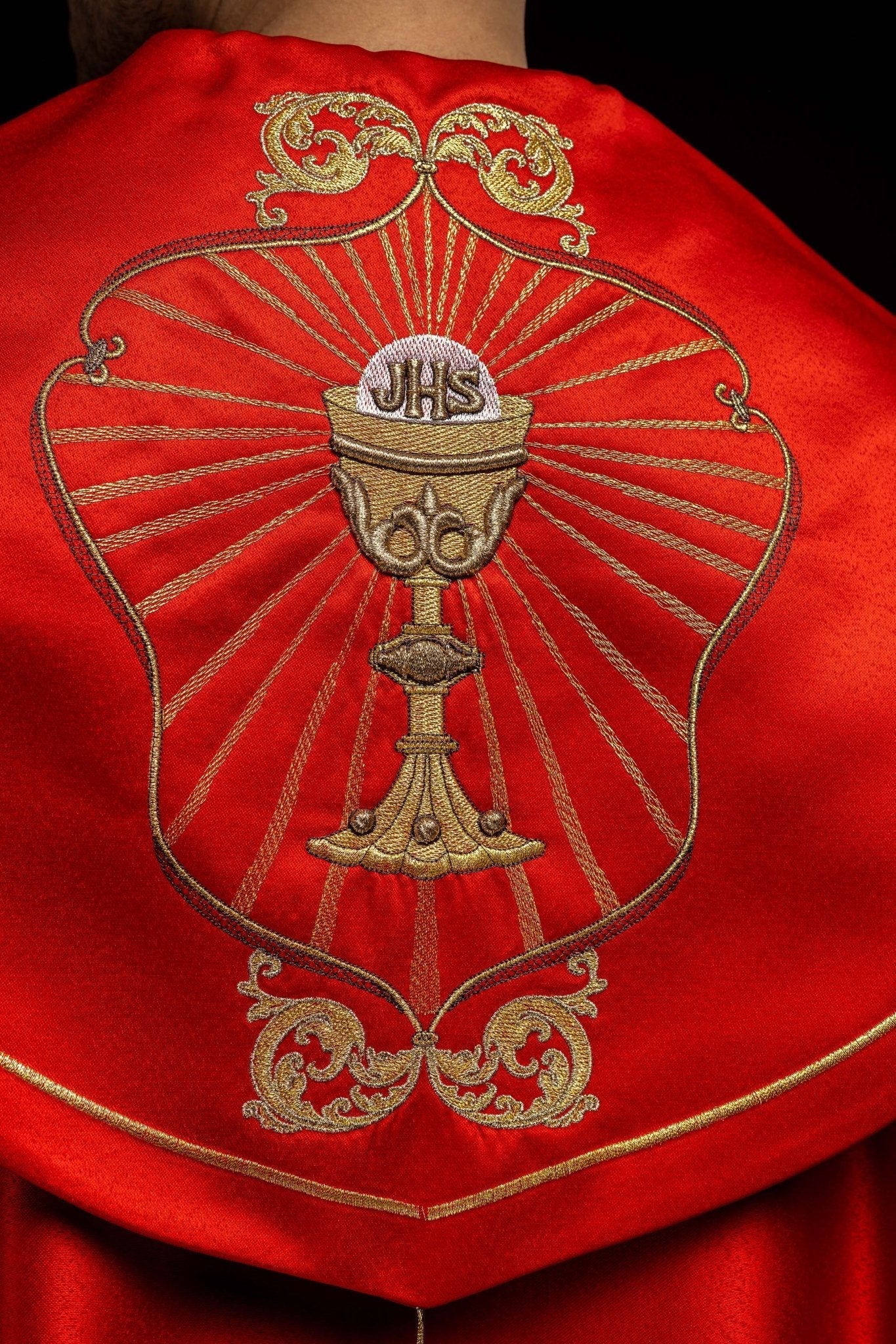 Chapelle liturgique brodée d'un calice et d'un IHS dans les tons rouges KKP/006/02/20 CZERWONA SAT.POMPON 150cm - CHASUBLES.FR