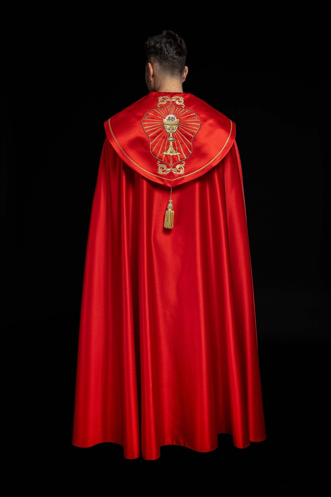 Chapelle liturgique brodée d'un calice et d'un IHS dans les tons rouges KKP/006/02/20 CZERWONA SAT.POMPON 150cm - CHASUBLES.FR