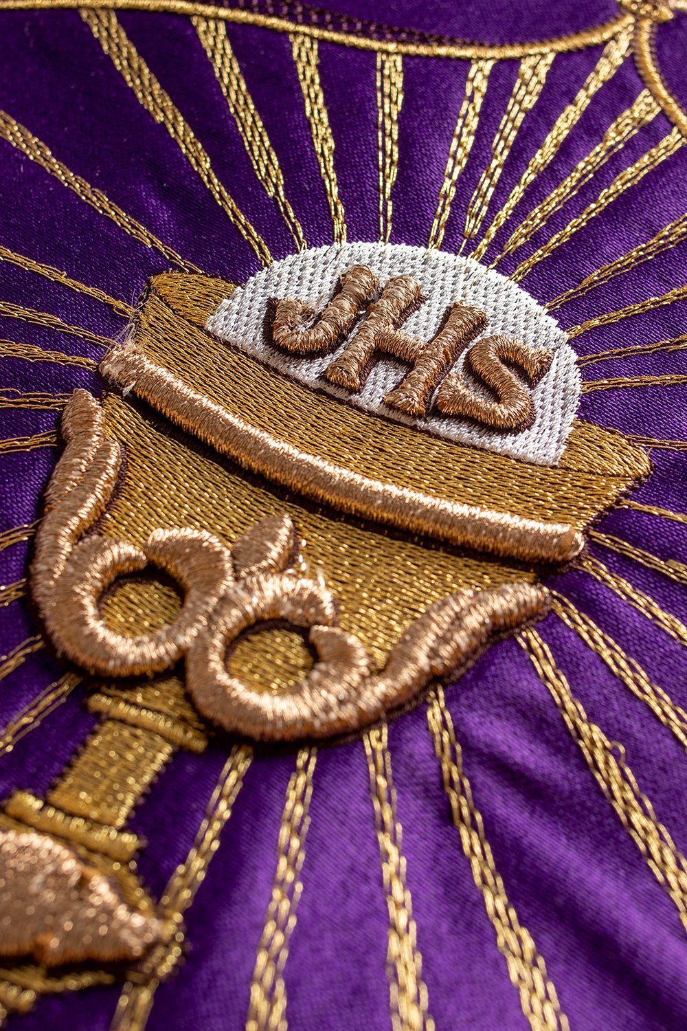 Chapelle liturgique brodée d'un monogramme dans des calices en violet KKP/006/03 FIOLET 150cm - CHASUBLES.FR