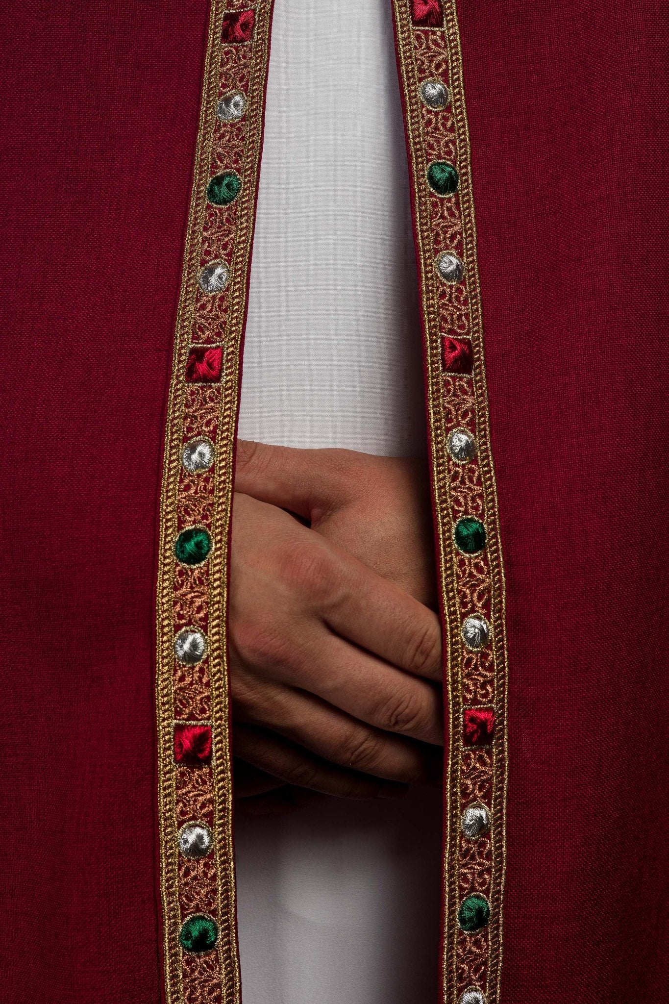 Chapelle liturgique rouge avec IHS doré S-3067-02-70 150cm - CHASUBLES.FR