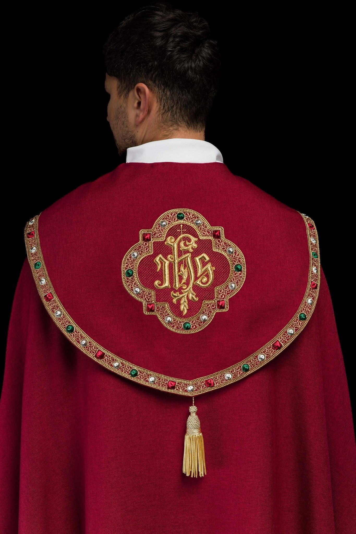 Chapelle liturgique rouge avec IHS doré S-3067-02-70 150cm - CHASUBLES.FR