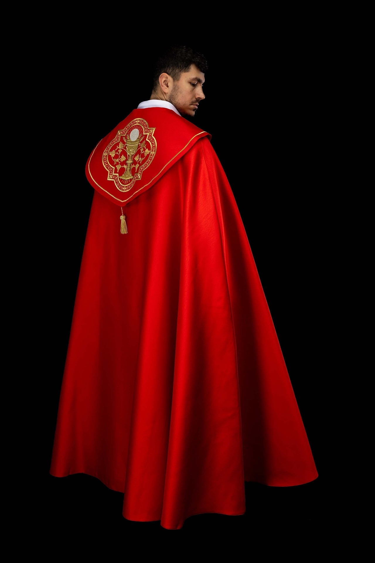 Chapelle liturgique rouge brodée avec motif de callice KKP/013/02/20 145cm - CHASUBLES.FR