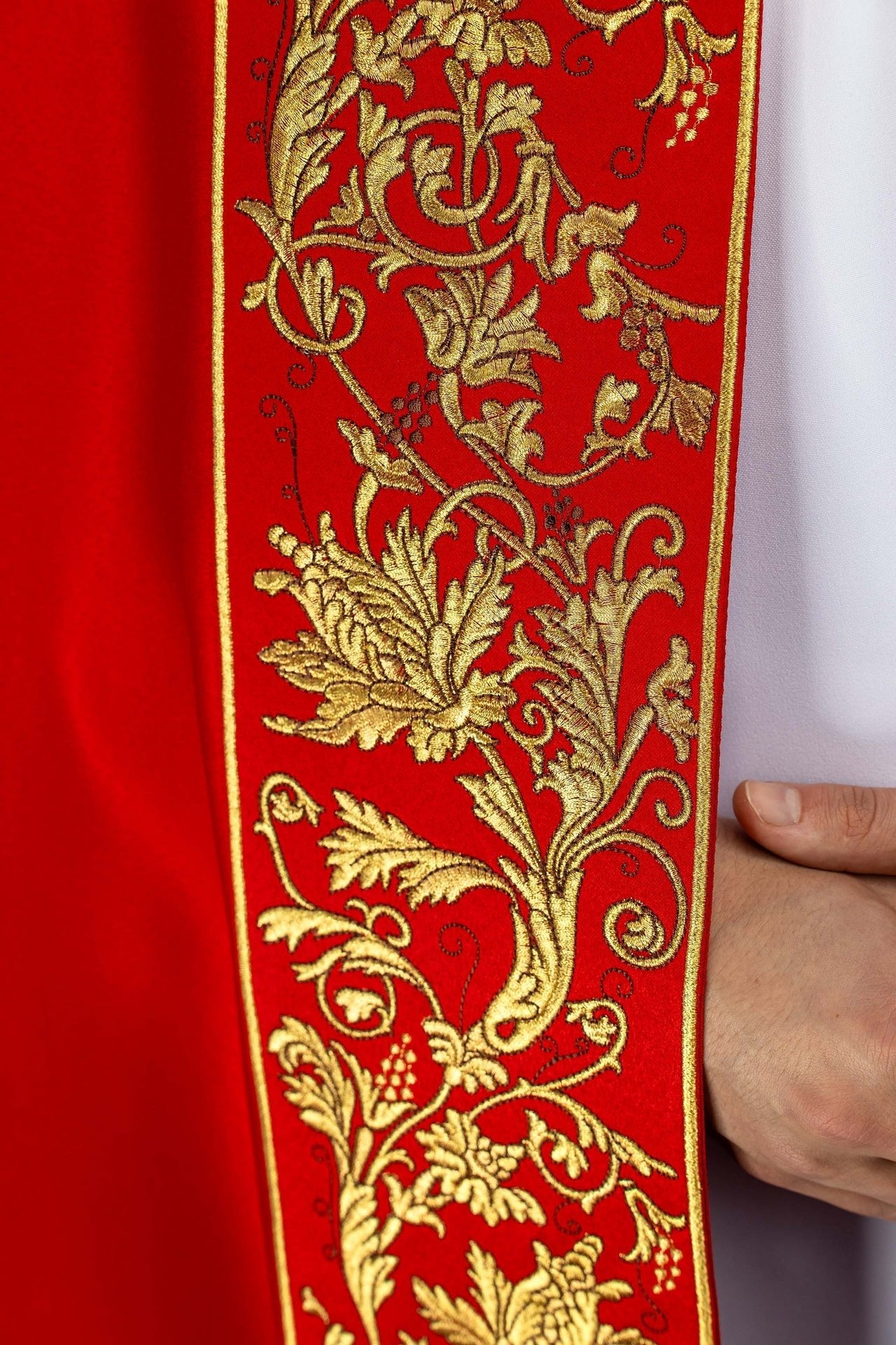 Chapelle liturgique rouge brodée avec motif de callice KKP/013/02/20 145cm - CHASUBLES.FR
