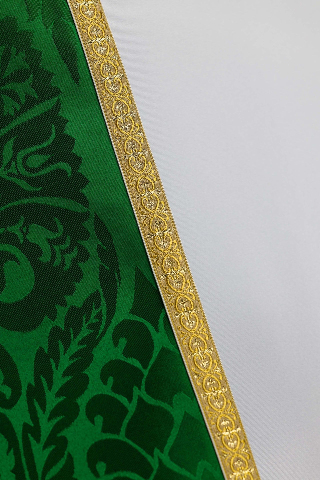 Chapelle romaine en tissu jacquard uni – verte KKP/159/01/83 145cm - CHASUBLES.FR