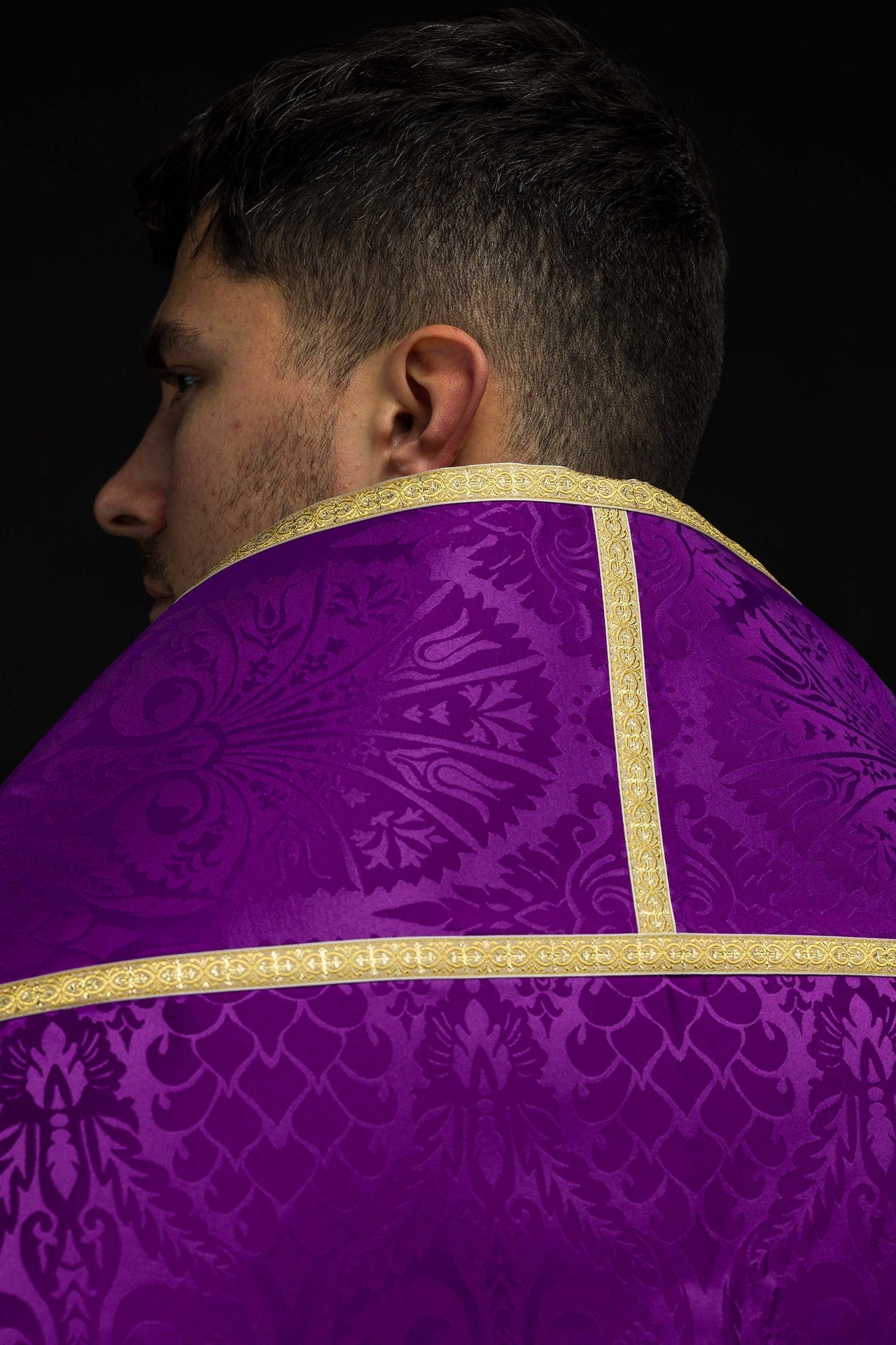Chapelle romaine en tissu jacquard uni – violette KKP/159/03/83 145cm - CHASUBLES.FR