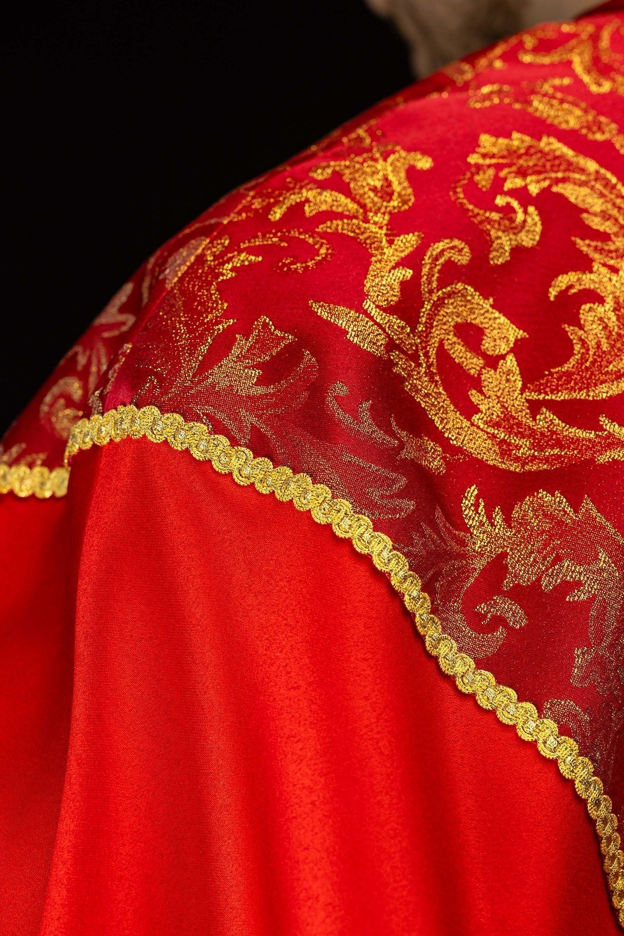 Chapelle rouge brodée ornée de tissu jacquard KKP/162/02/20 145cm - CHASUBLES.FR