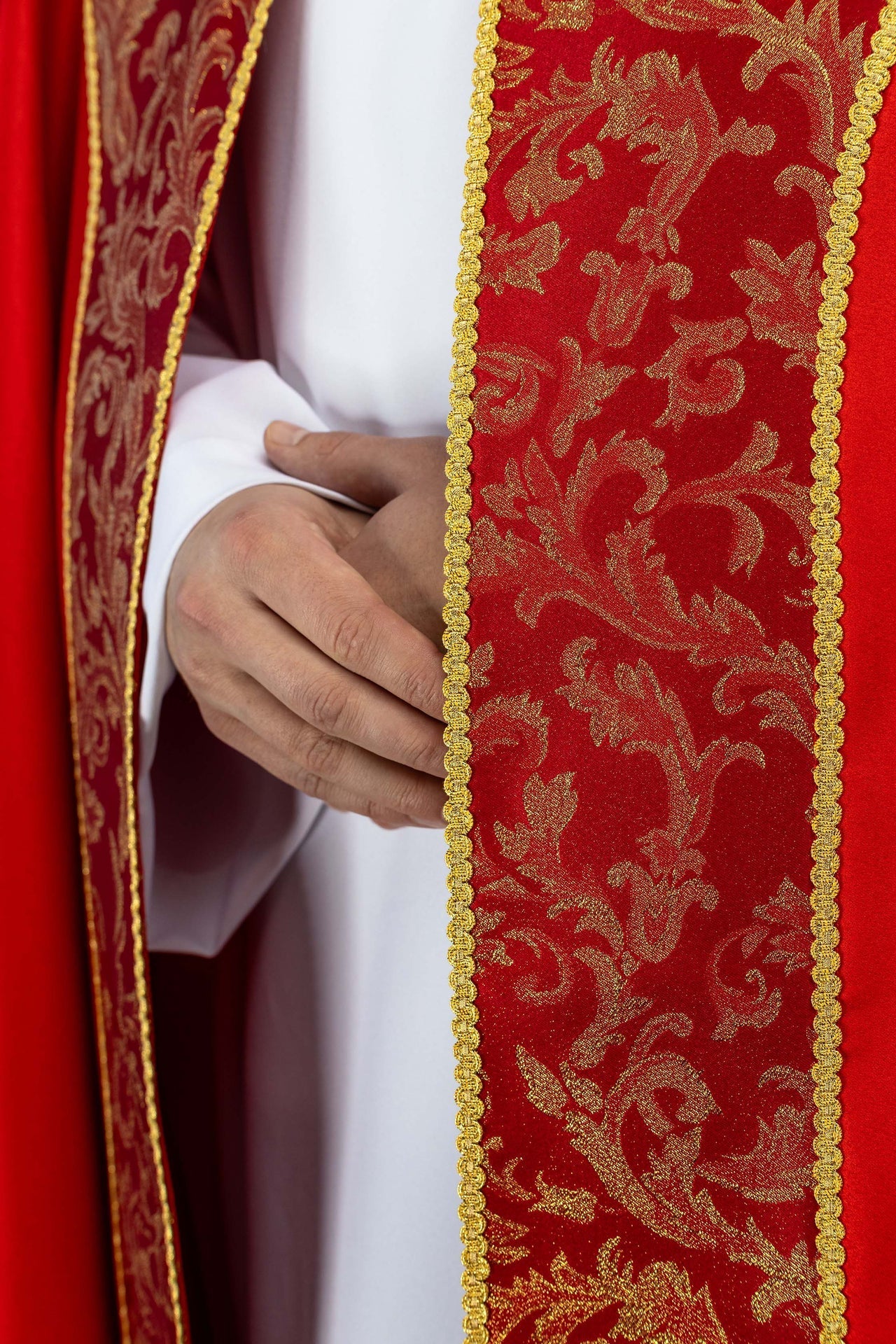 Chapelle rouge brodée ornée de tissu jacquard KKP/162/02/20 145cm - CHASUBLES.FR