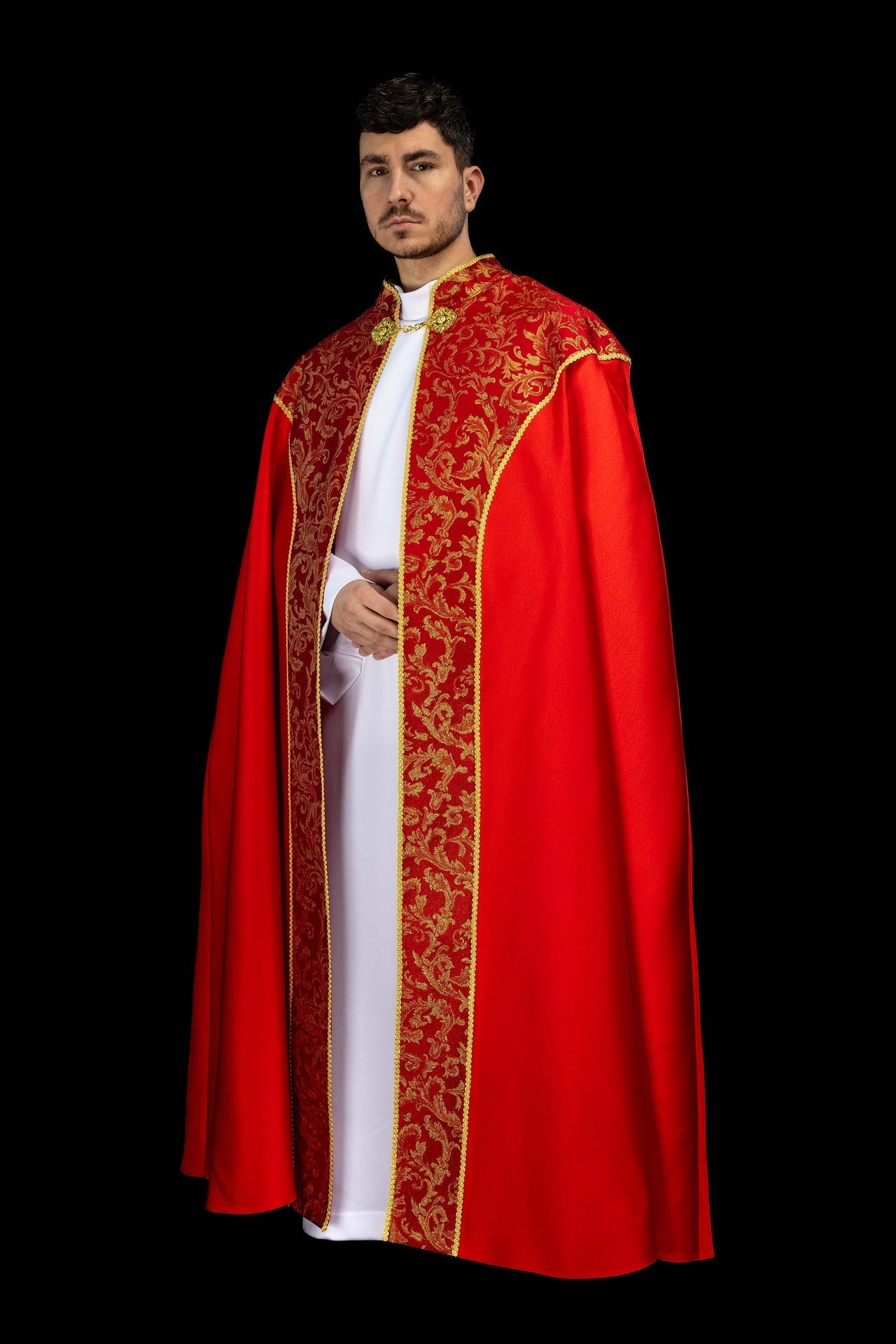 Chapelle rouge brodée ornée de tissu jacquard KKP/162/02/20 145cm - CHASUBLES.FR