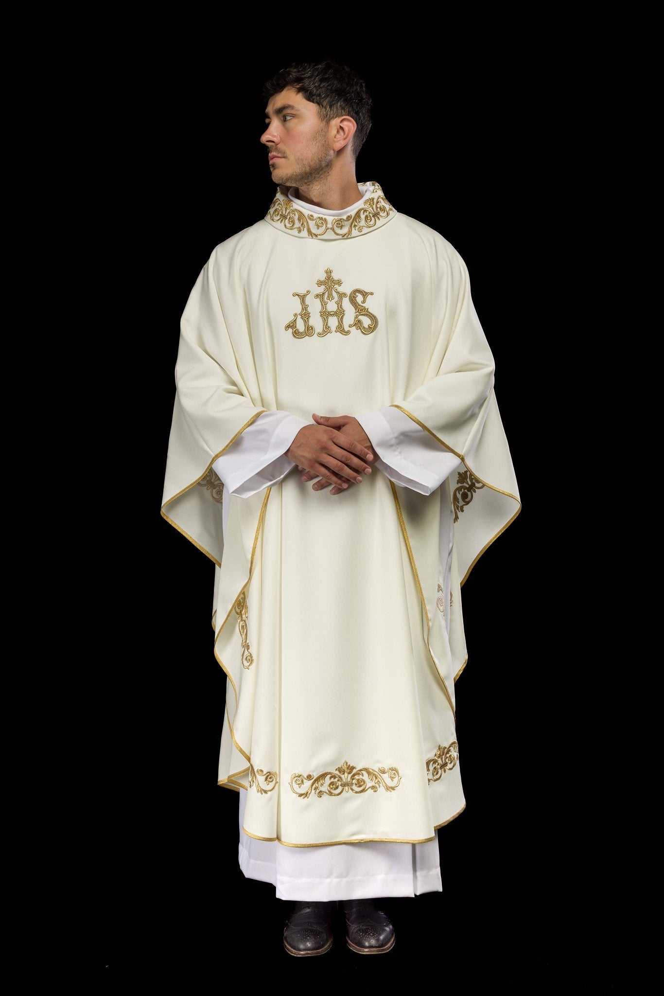 Chasuble avec bordure décorée et motif IHS KOR/157/05/01 ECRU - CHASUBLES.FR