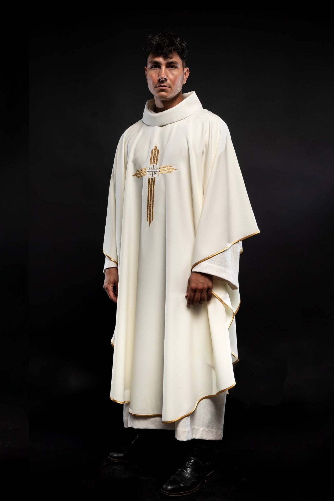 Chasuble avec broderie de la Croix et de l'IHS en écru KOR/017/05/12 ECRU - CHASUBLES.FR