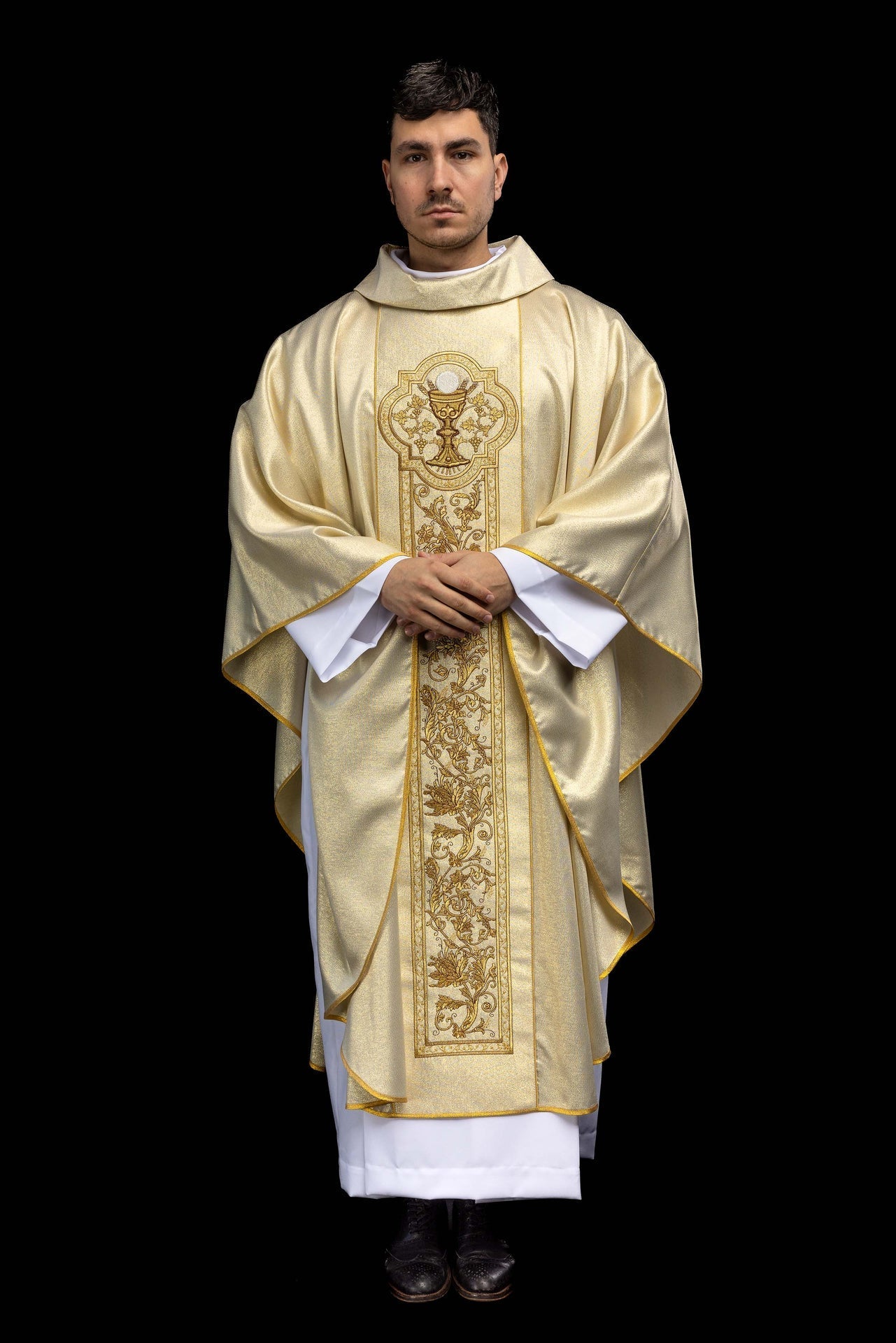 Chasuble avec broderie du calice eucharistique de couleur or KOR/040/10/37 ZŁOTY - CHASUBLES.FR