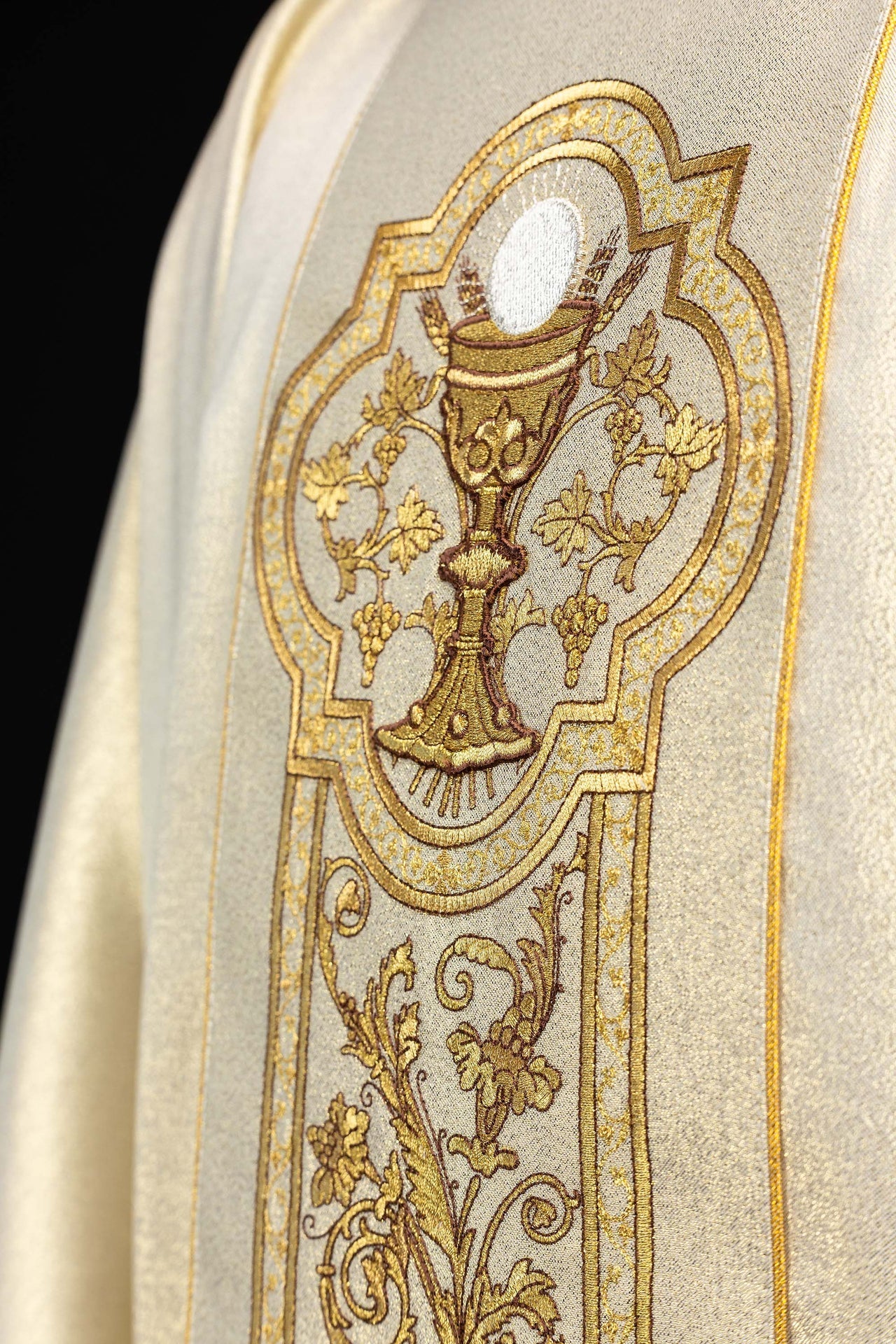 Chasuble avec broderie du calice eucharistique de couleur or KOR/040/10/37 ZŁOTY - CHASUBLES.FR