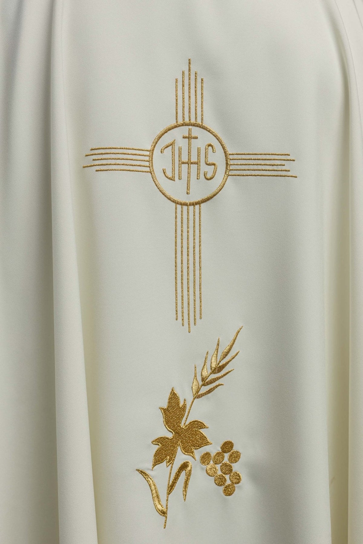 Chasuble avec broderie IHS en écru KOR/003/05/12 ECRU - CHASUBLES.FR