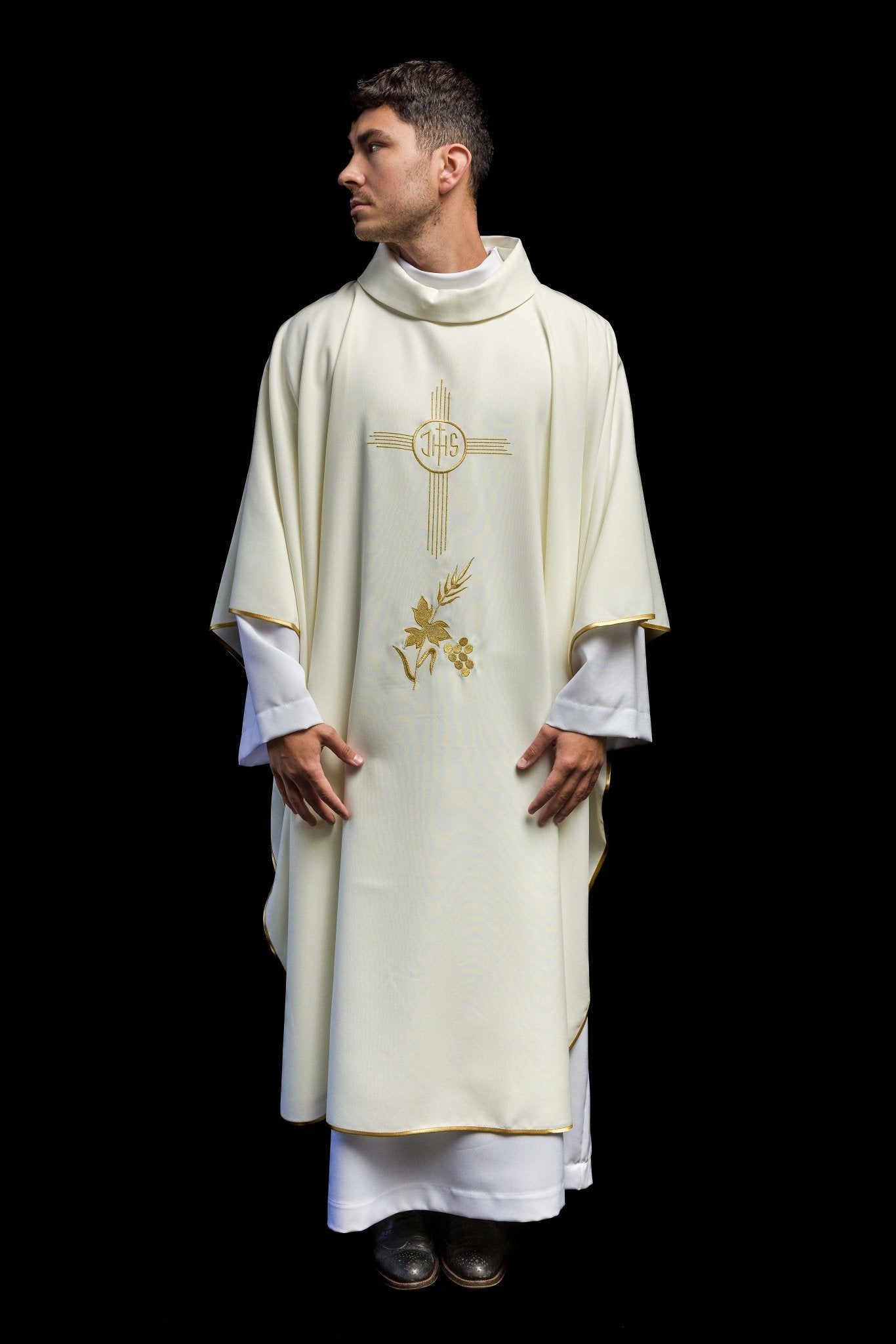 Chasuble avec broderie IHS en écru KOR/003/05/12 ECRU - CHASUBLES.FR